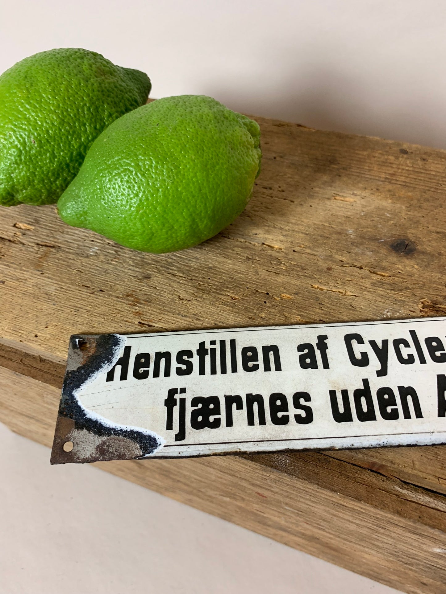 Gammelt og sjovt emaljeskilt