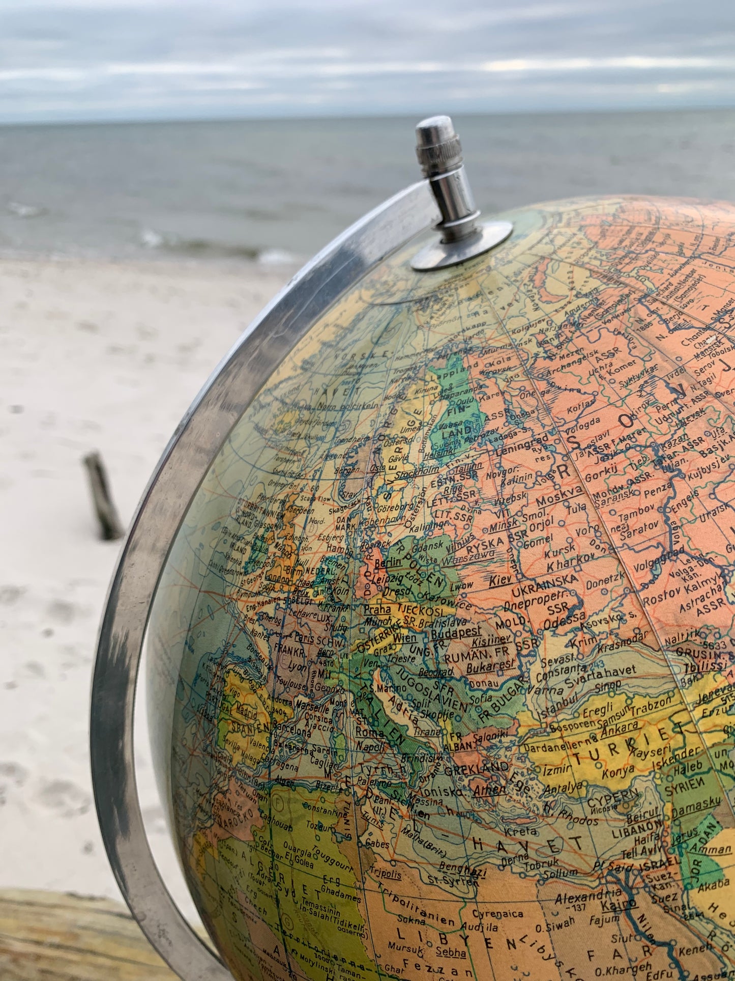 Globus i glas med lys