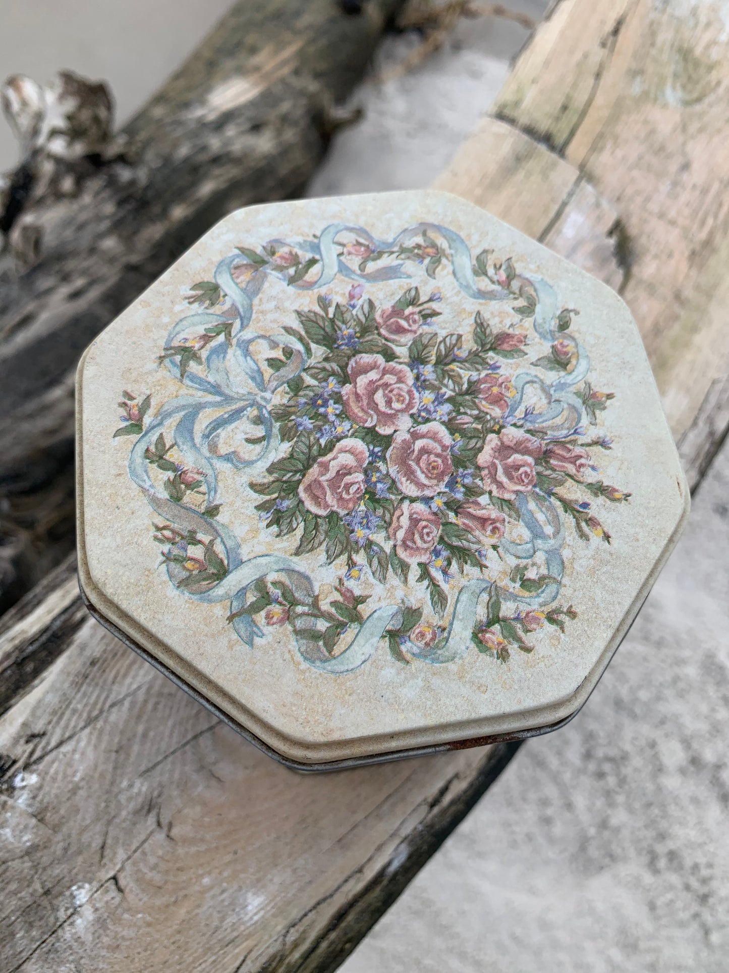 Kantet dåse med blomstermotiver