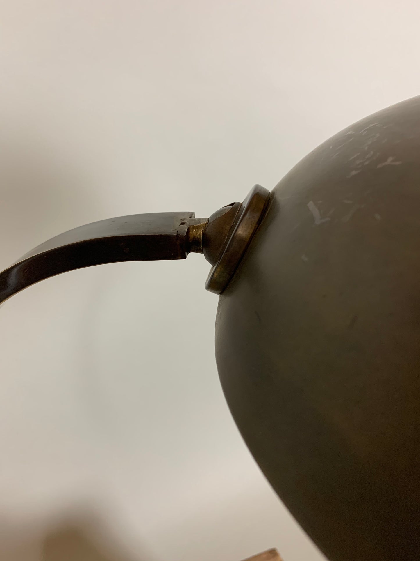Gecos bordlampe i messing