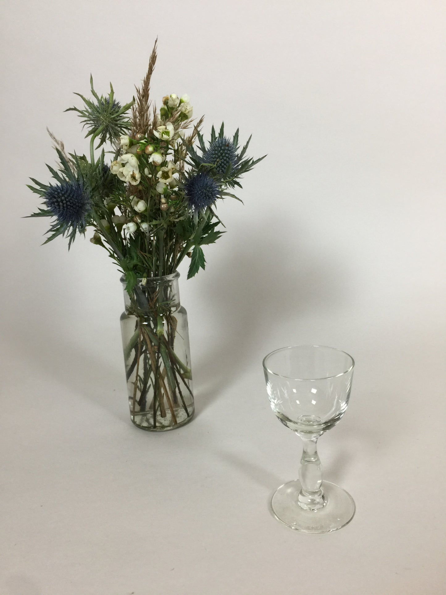 Fint lille dekorativt glas