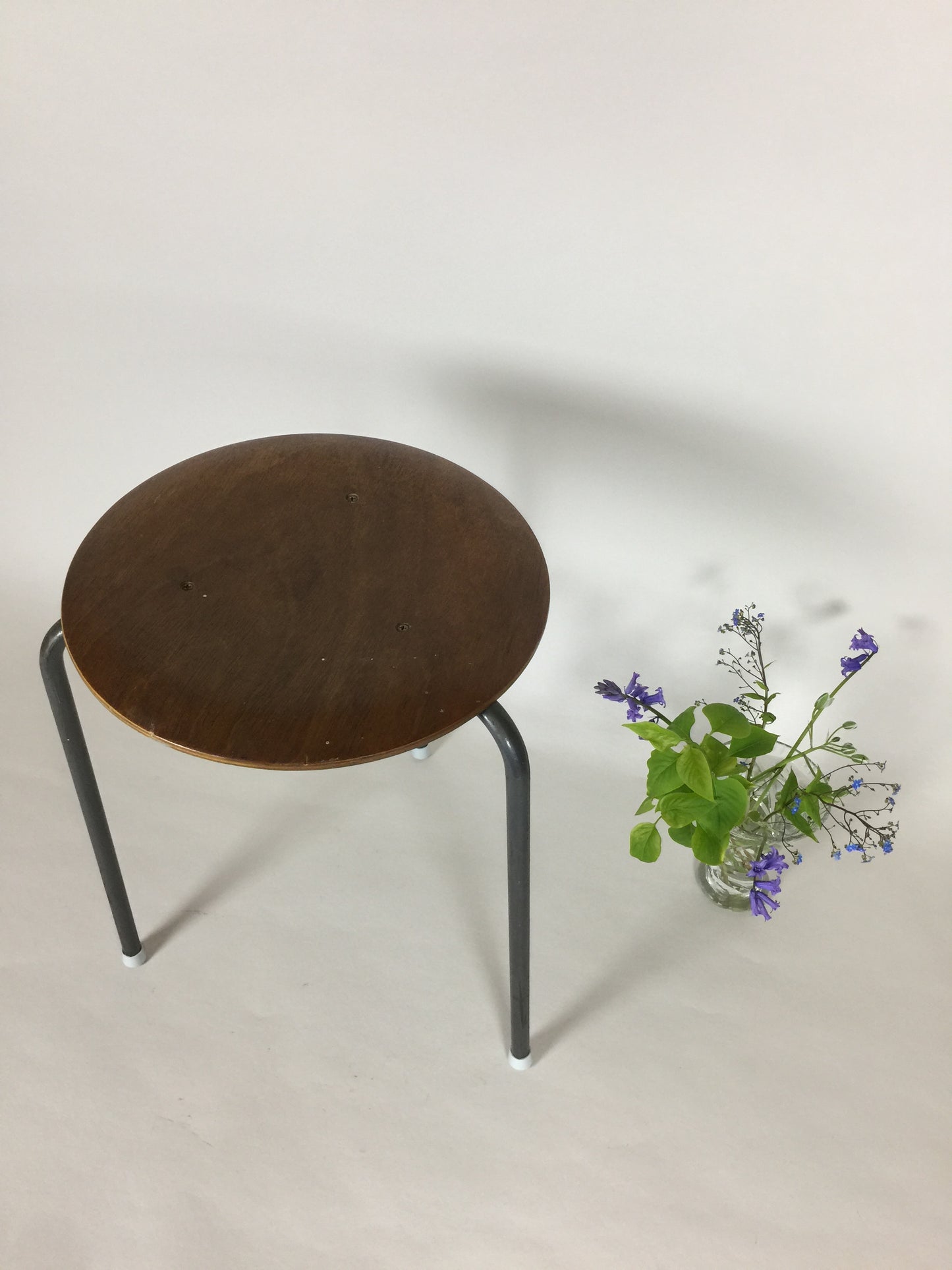 Taburet med enkelt og industrielt design