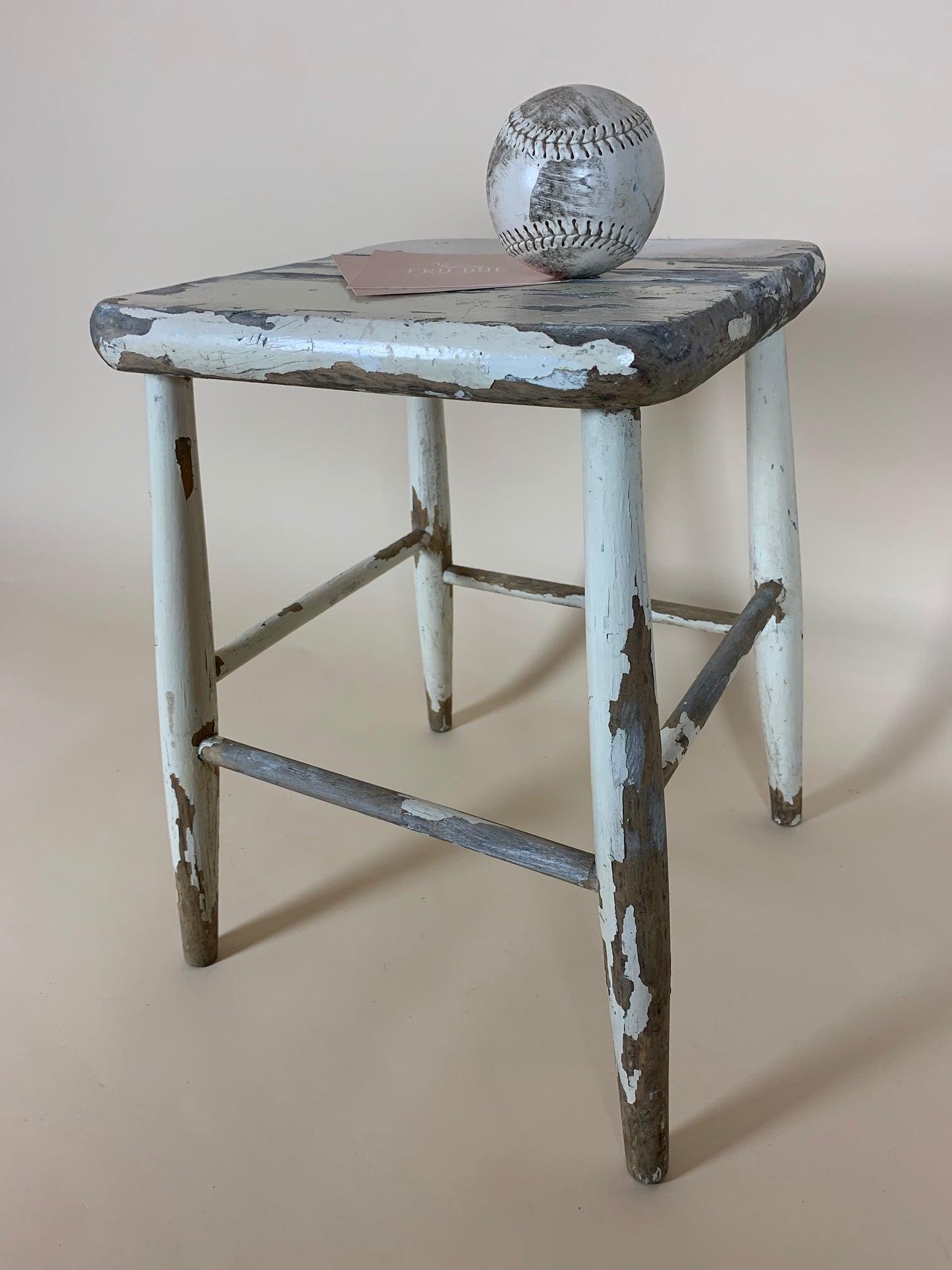 Taburet med masser af patina