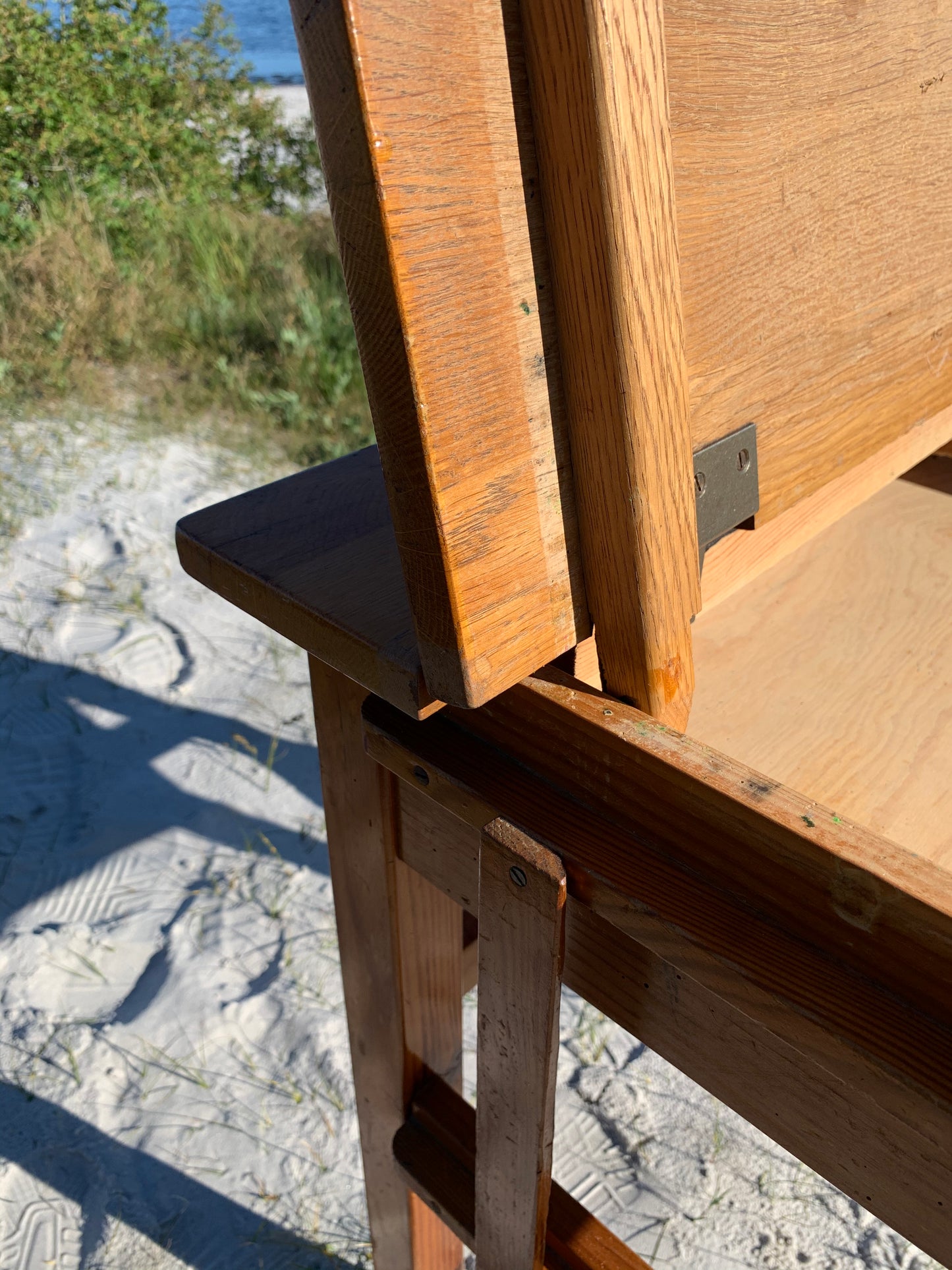 Skolebord med plads til opbevaring