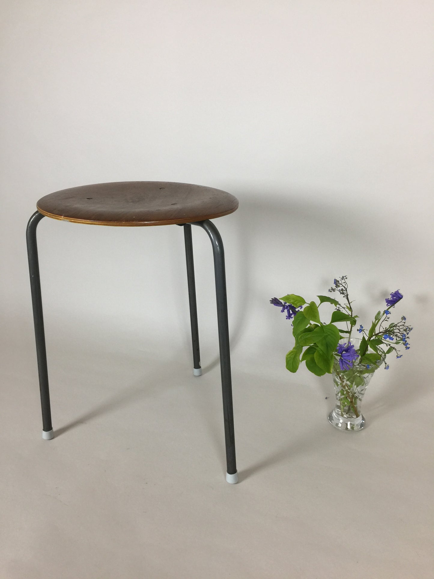 Taburet med enkelt og industrielt design