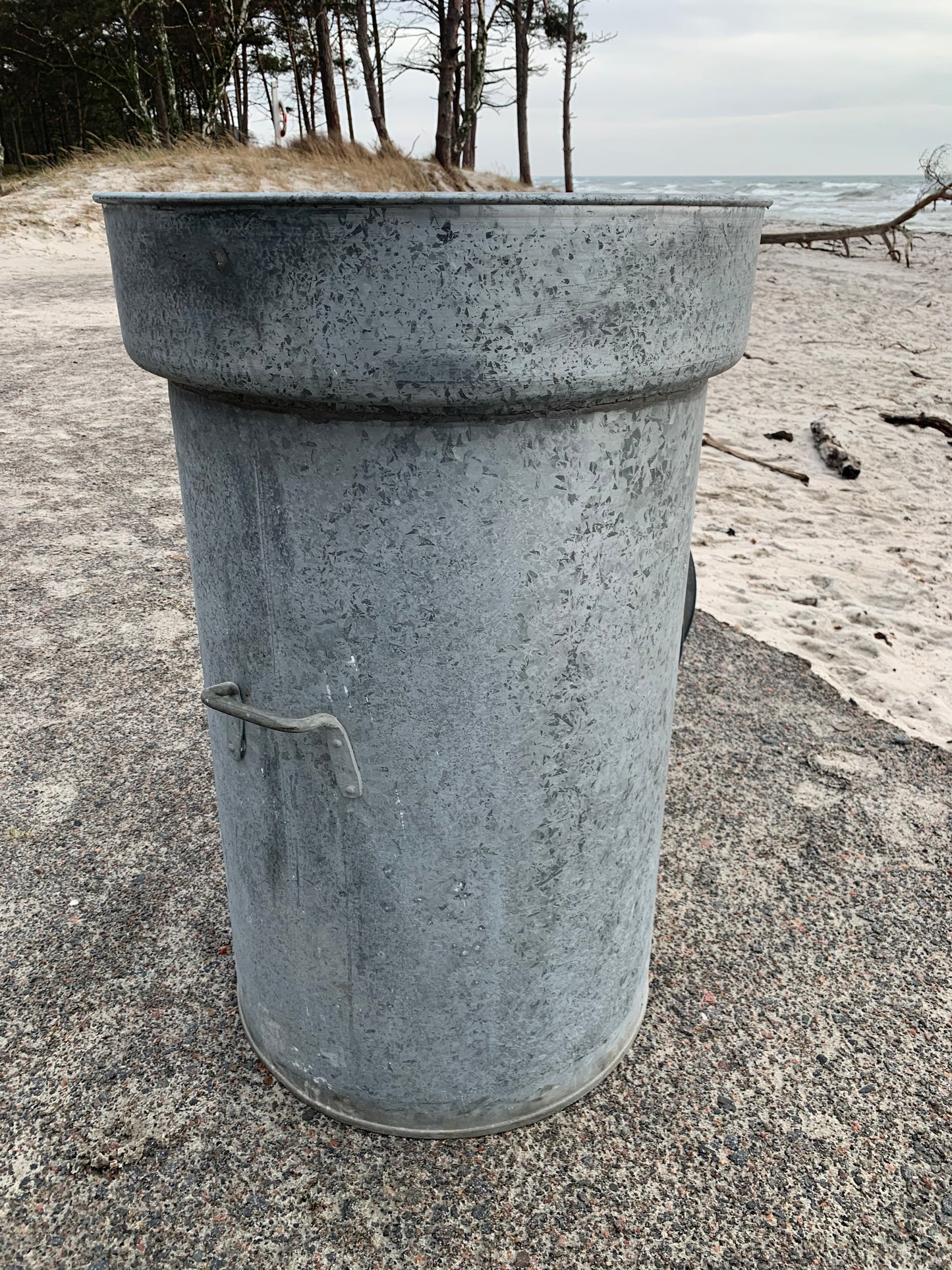 Meget stor beholder med låg