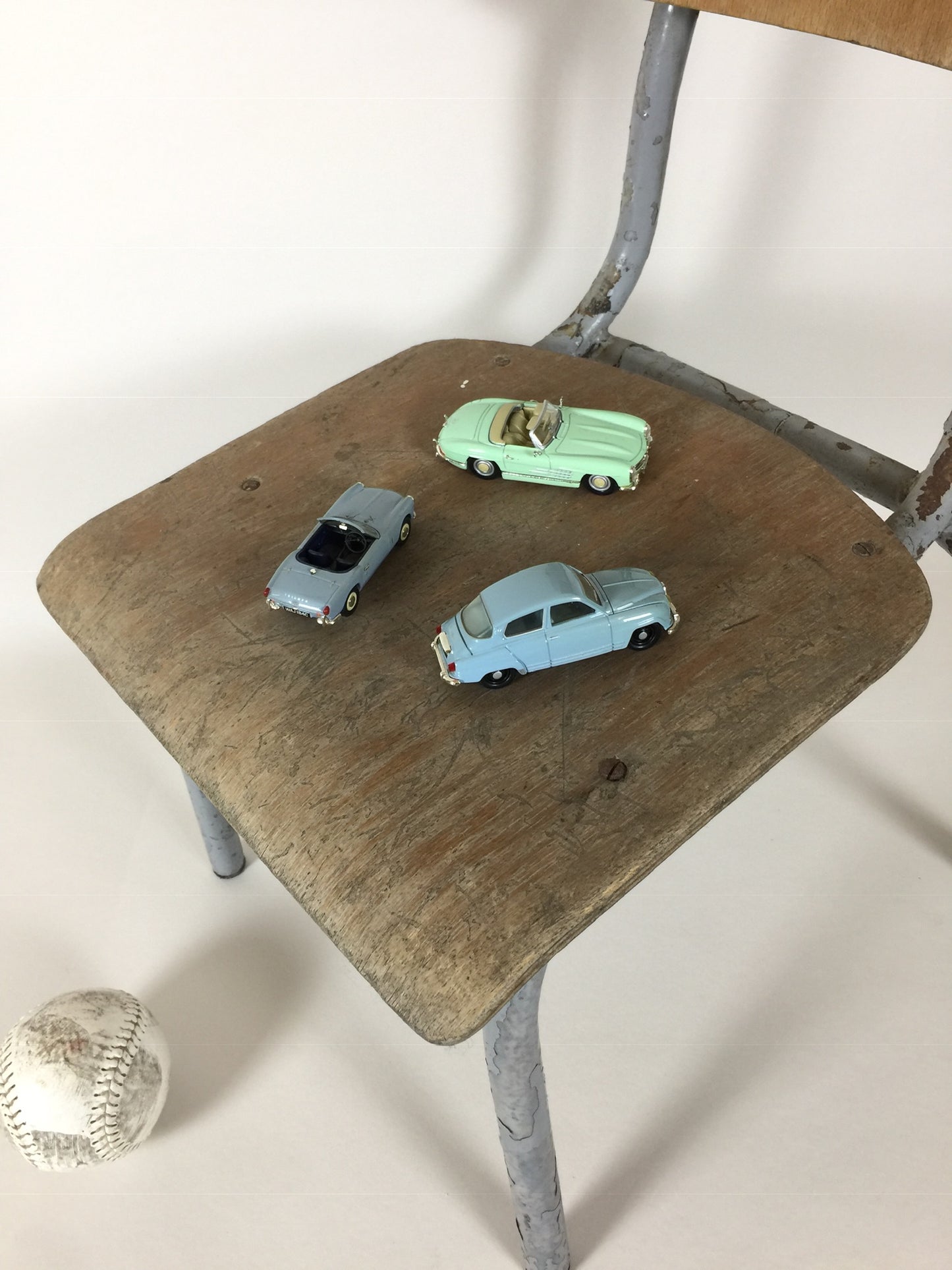 Rå børnestol med masser af patina