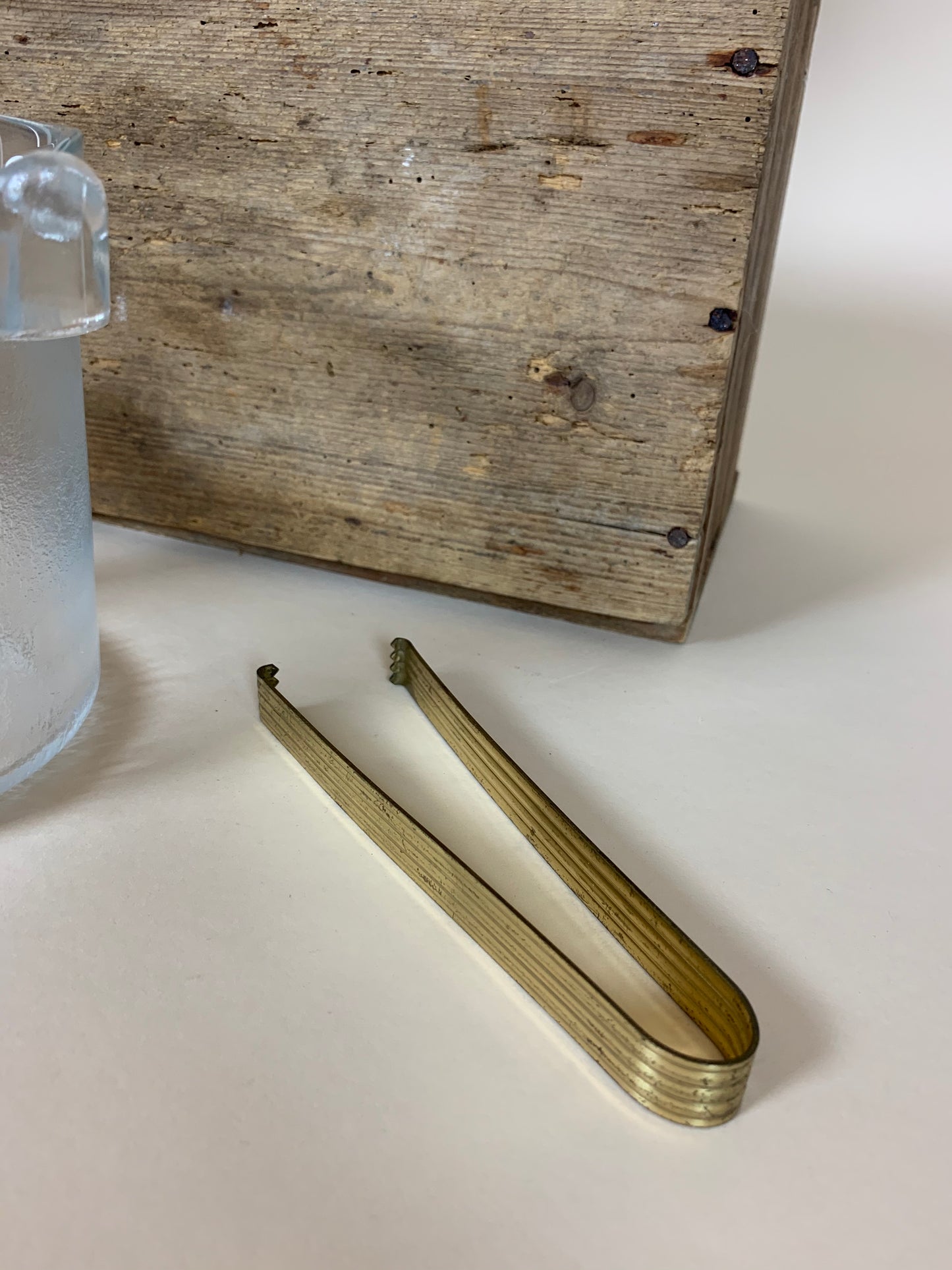 Isspand i matteret glas med tang