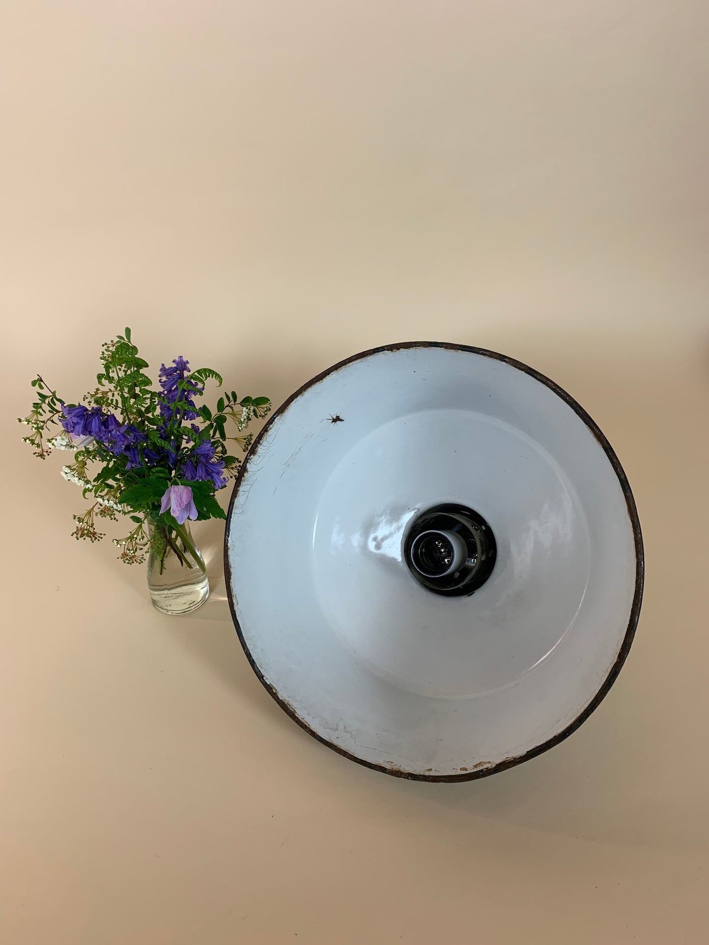 Lampe i støvet blå med masser af patina