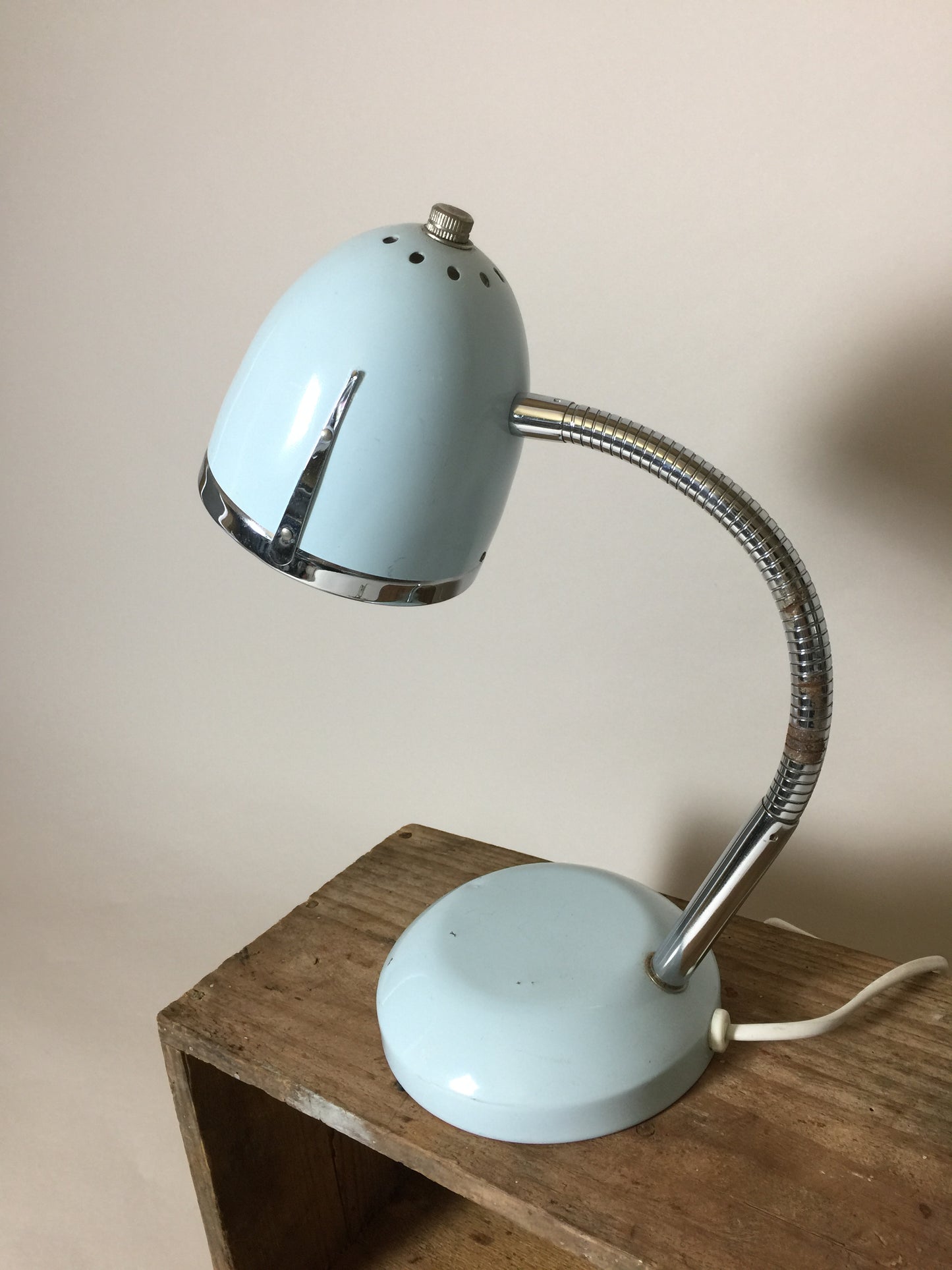 Fin lille lampe med patina
