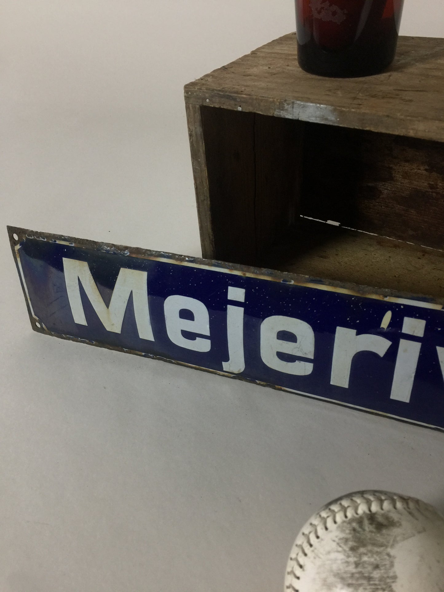 Vejskilt i emalje med lækker patina