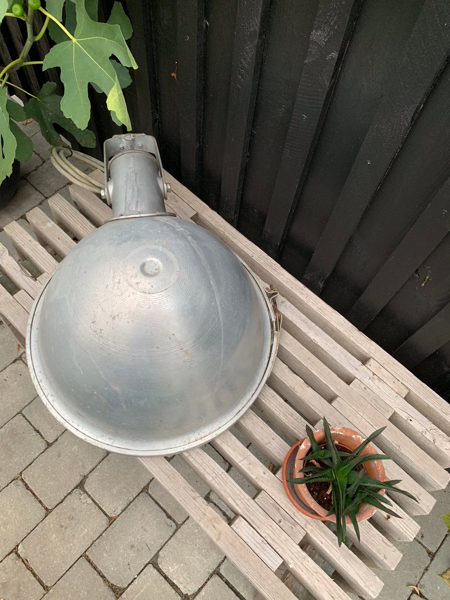 Stor rå projektør