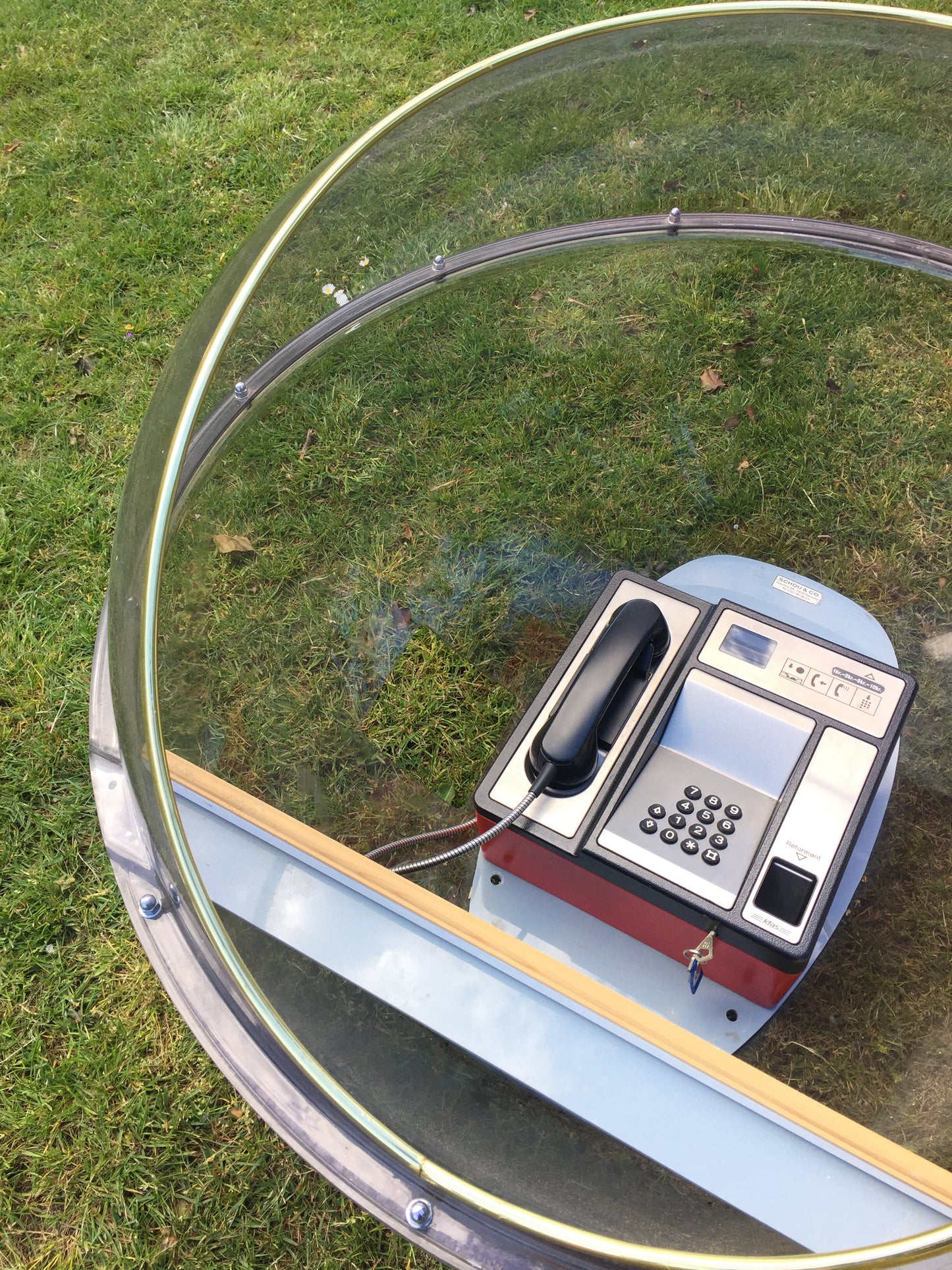 Gammel KTAS telefon med kuppel