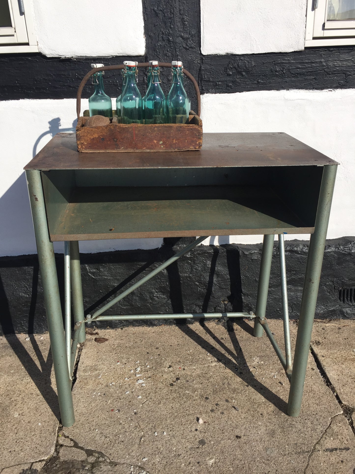 Lækkert industrielt bord med masser af skøn patina