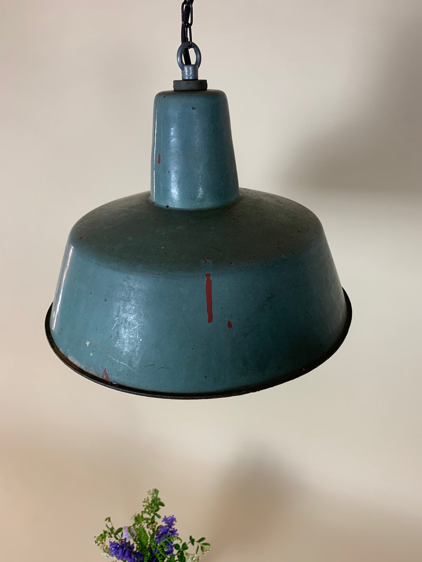 Lampe i støvet blå med masser af patina