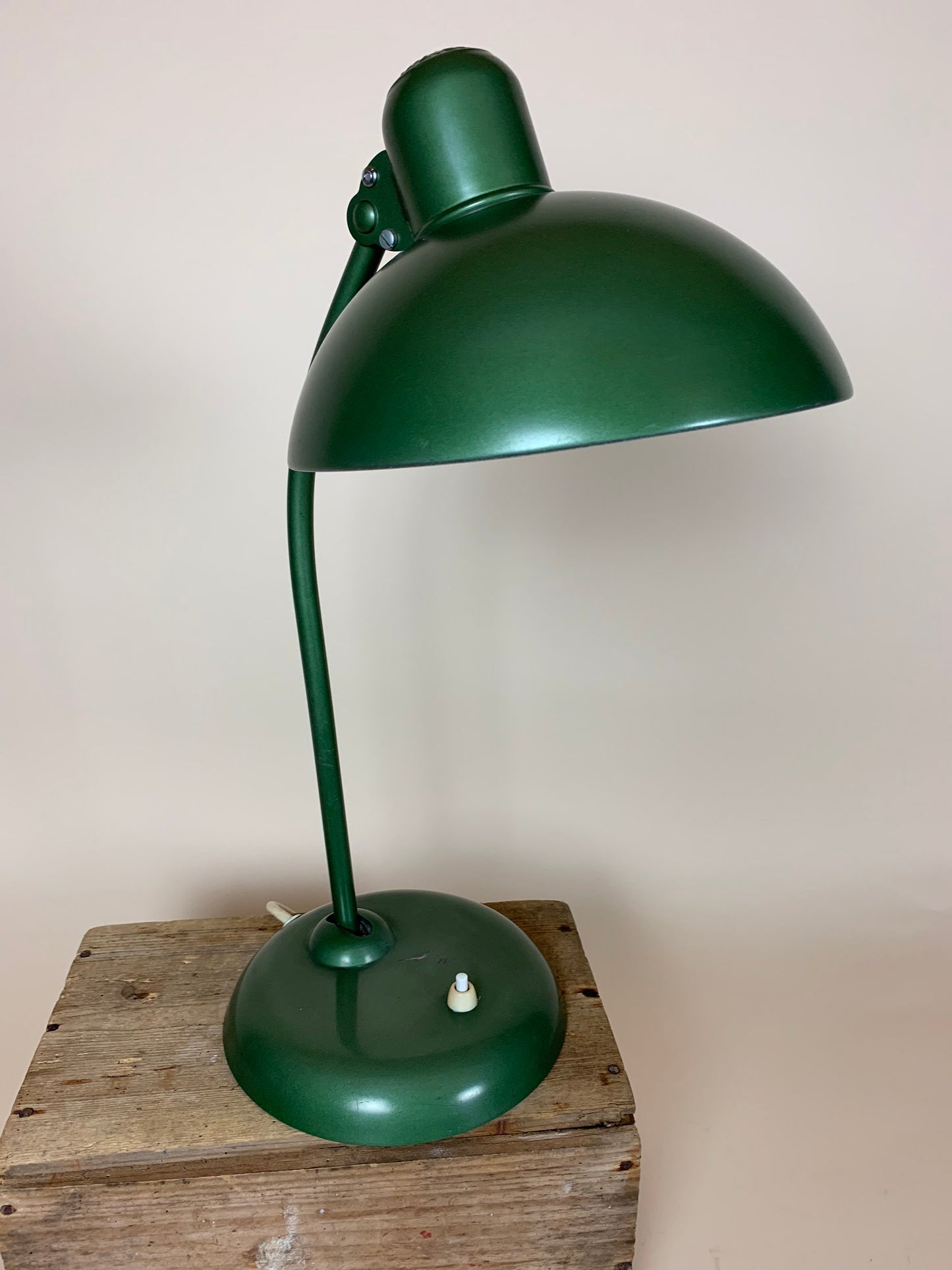 Grøn Kaiser Idell lampe - designet af Christian Dell