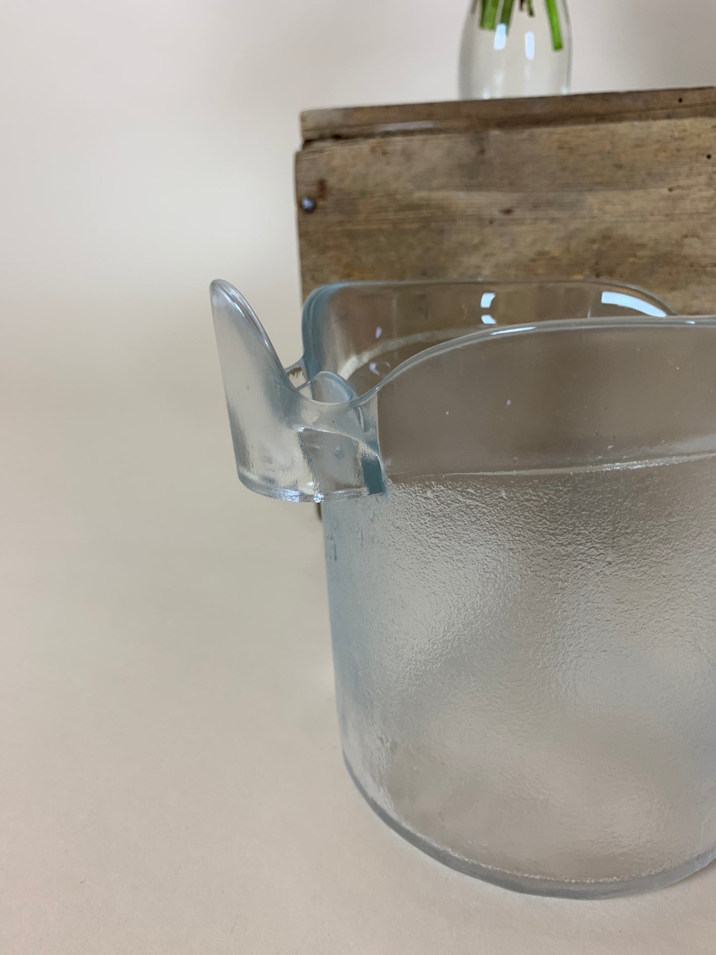 Isspand i matteret glas med tang