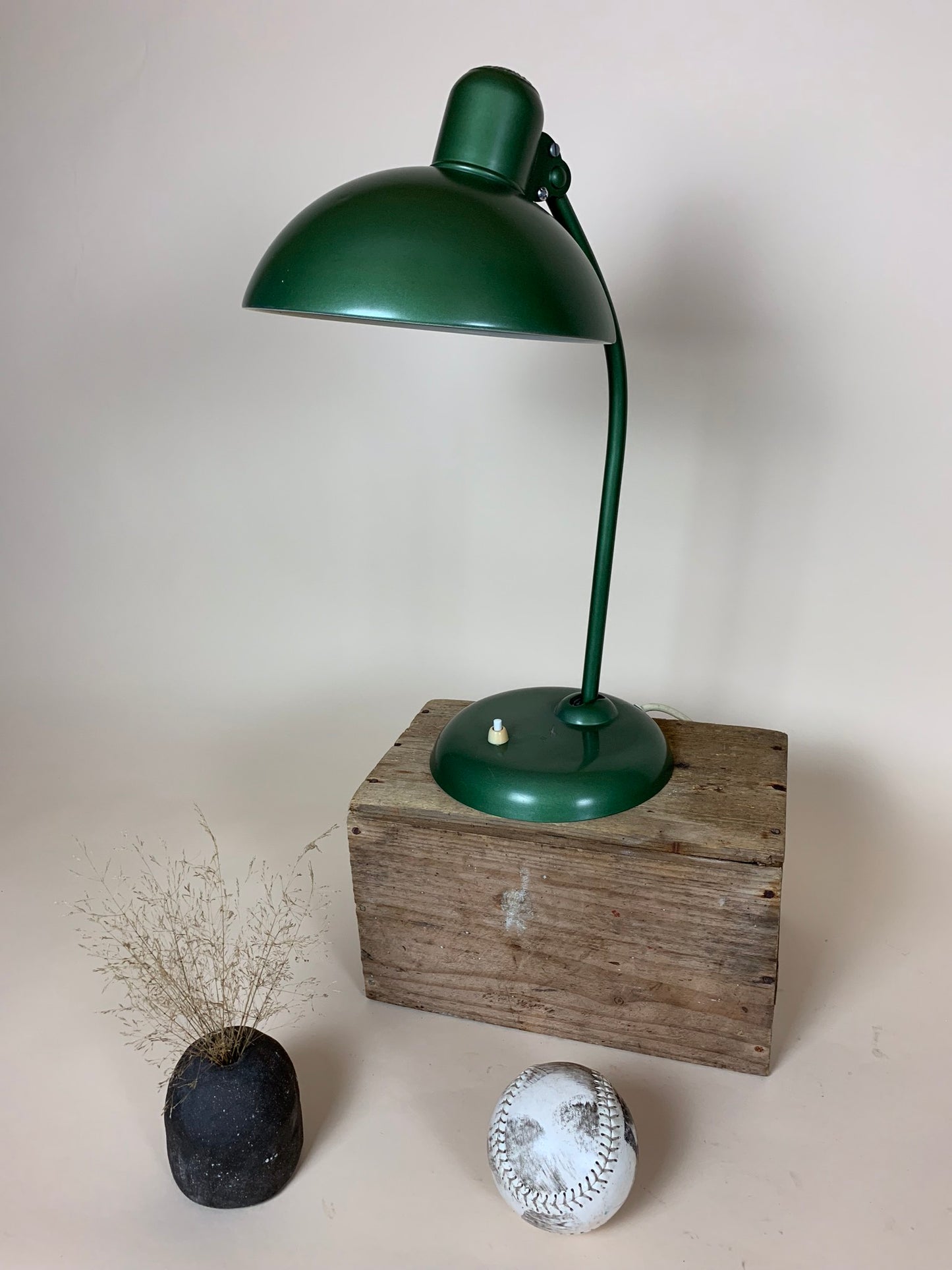 Grøn Kaiser Idell lampe - designet af Christian Dell