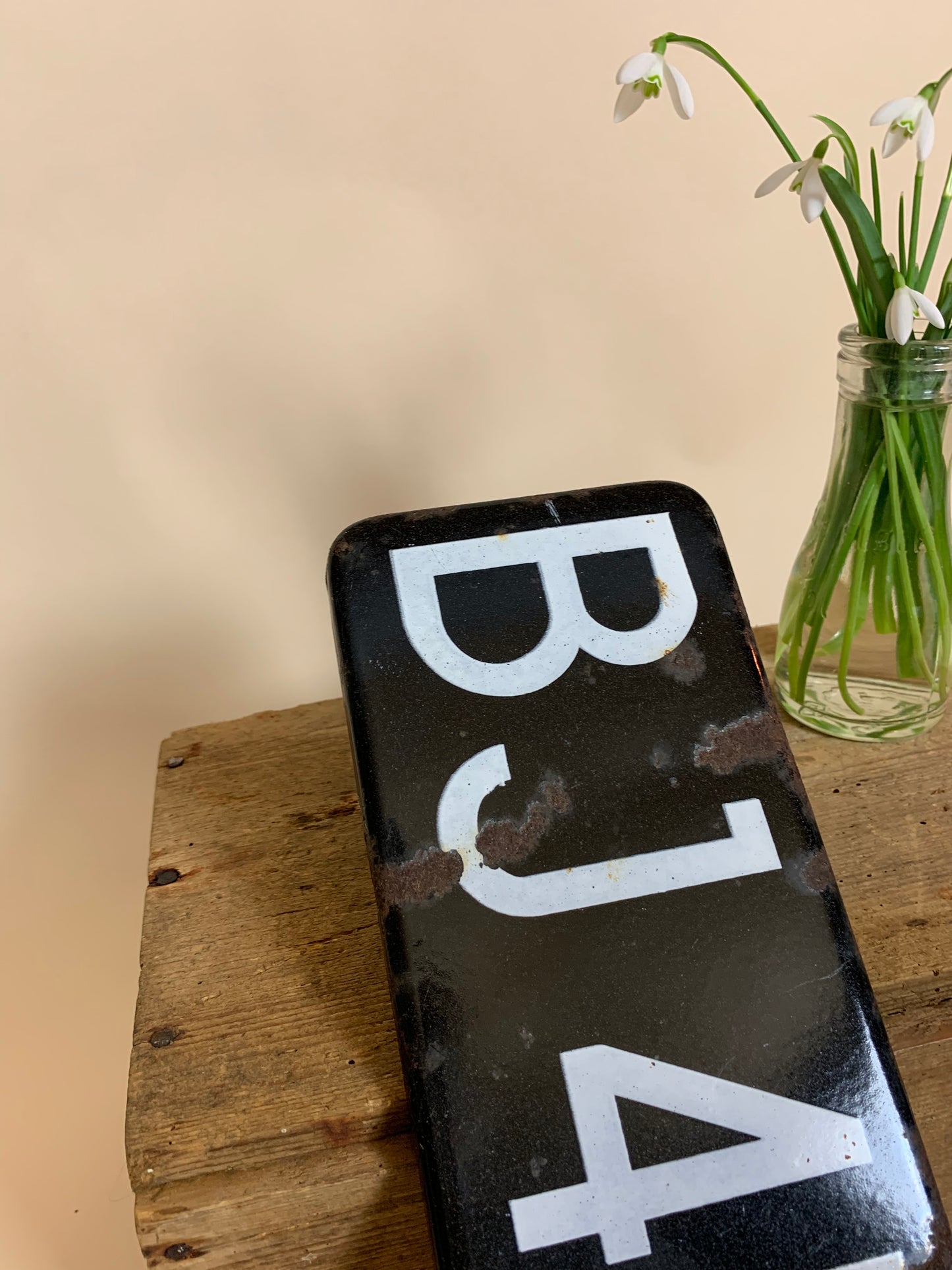 Gammel sort og hvid nummerplade i emalje