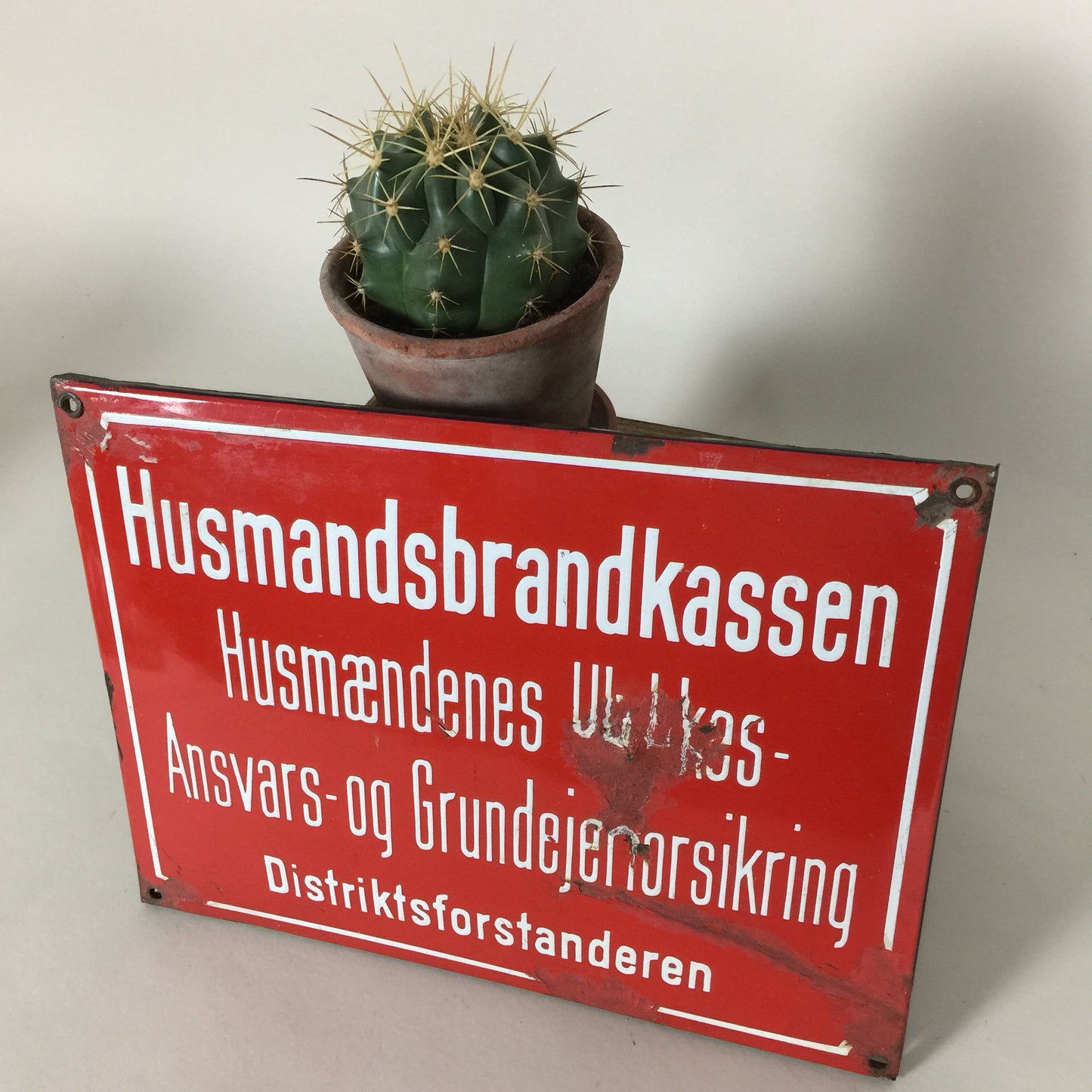 Gammelt emaljeskilt med masser af patina