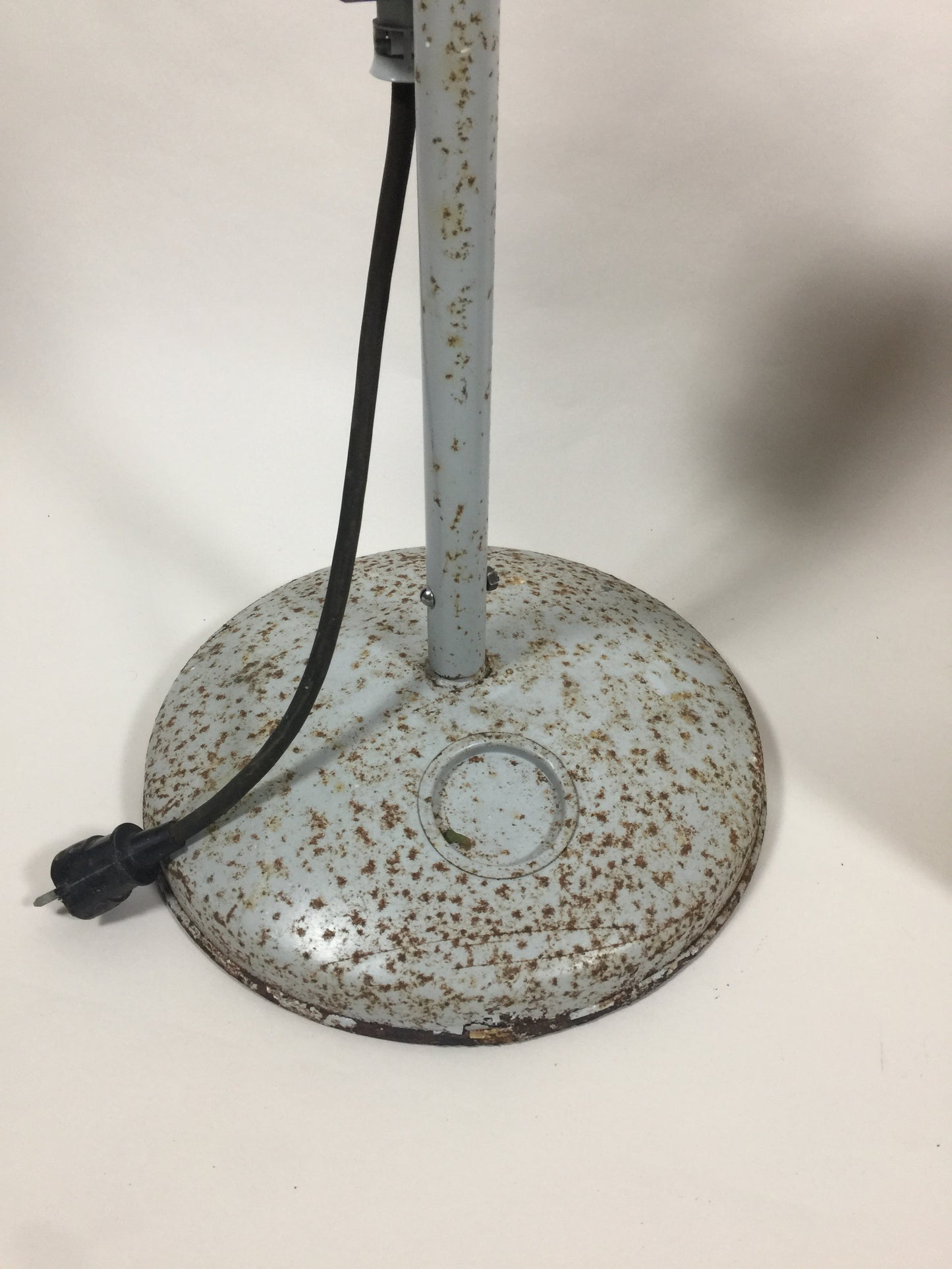 Industriel og rå gulvlampe