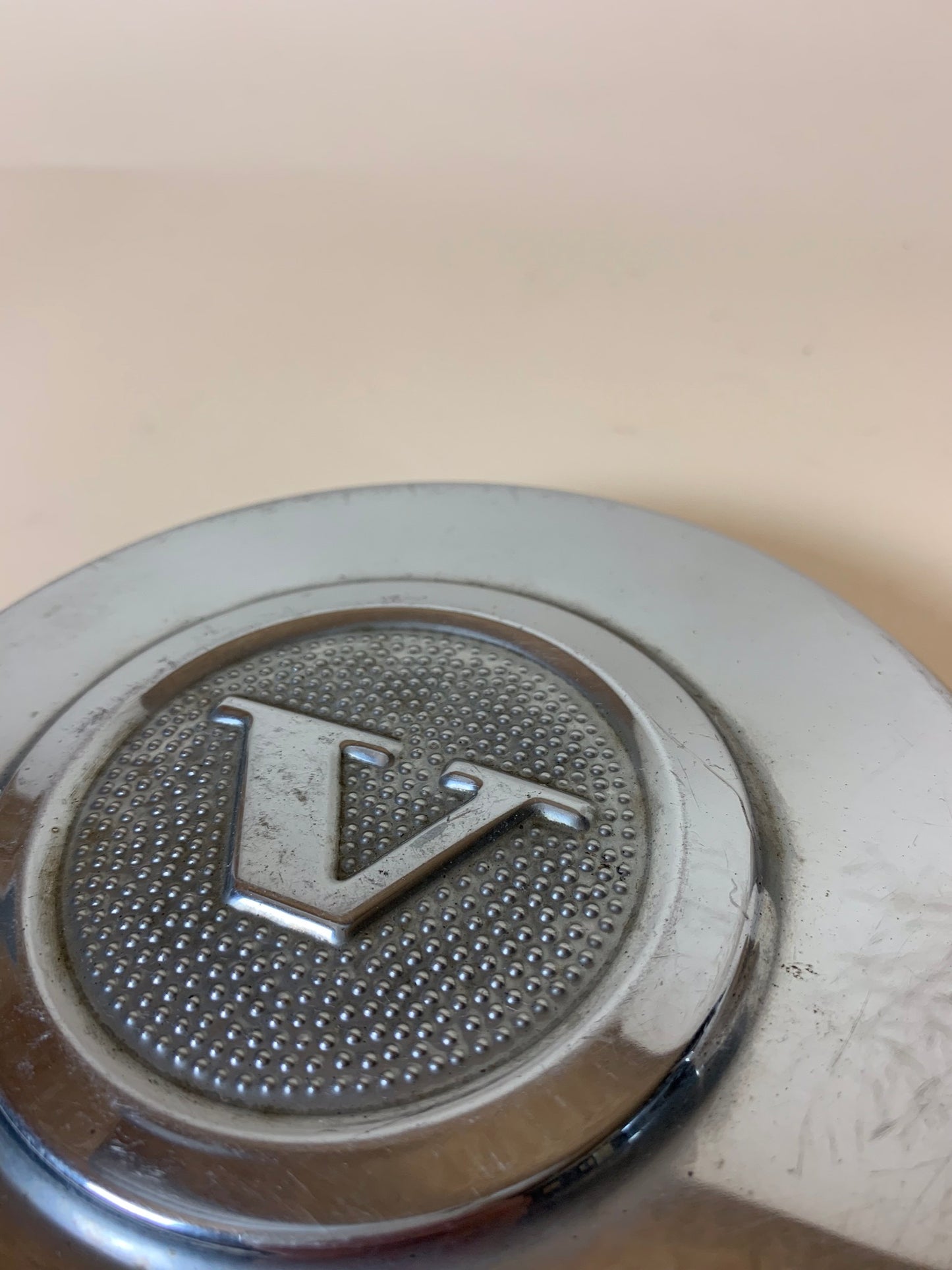 Skøn og dekorativ hjulkapsel fra gammel Volvo
