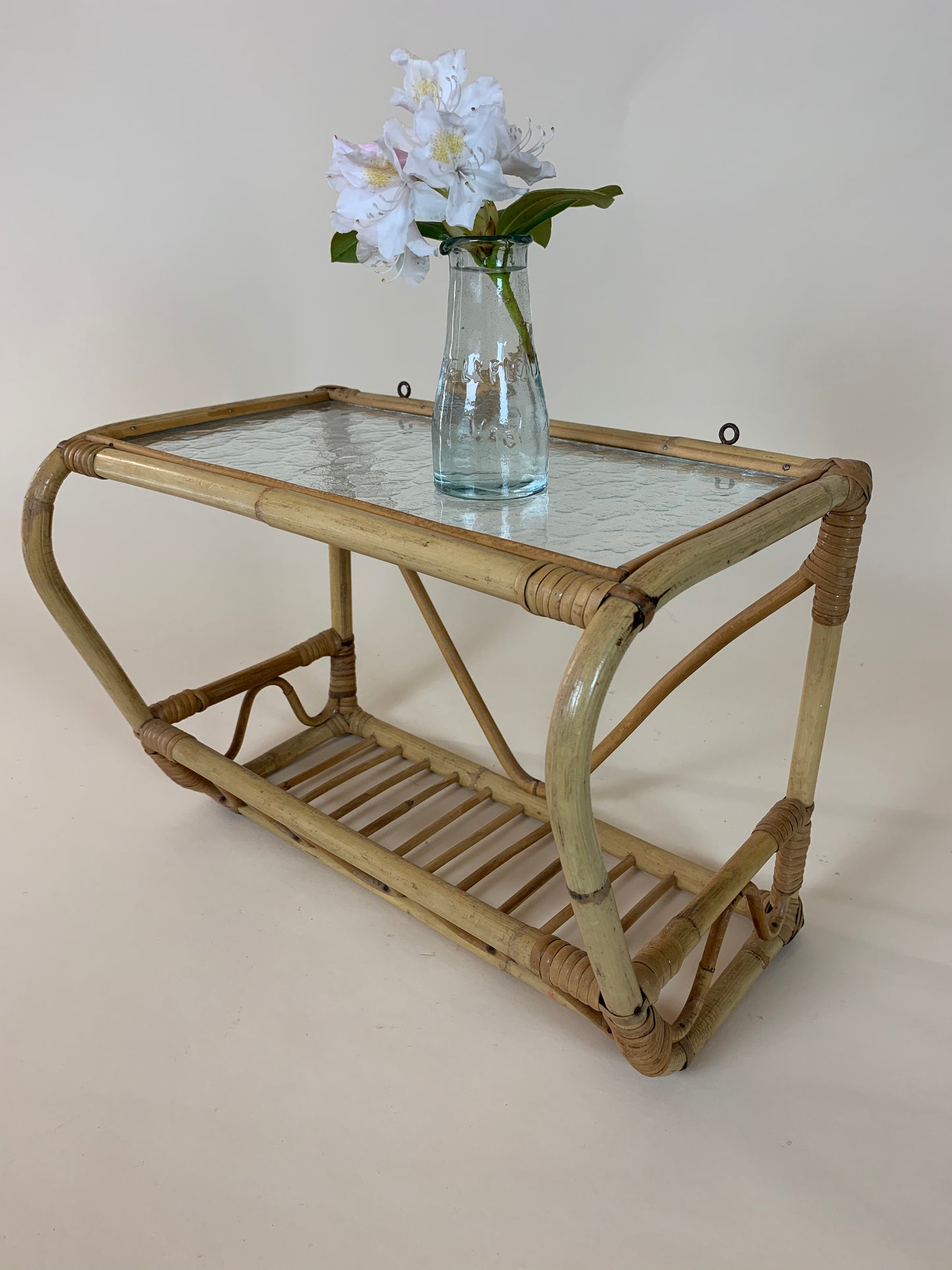 Bambushylde med glas
