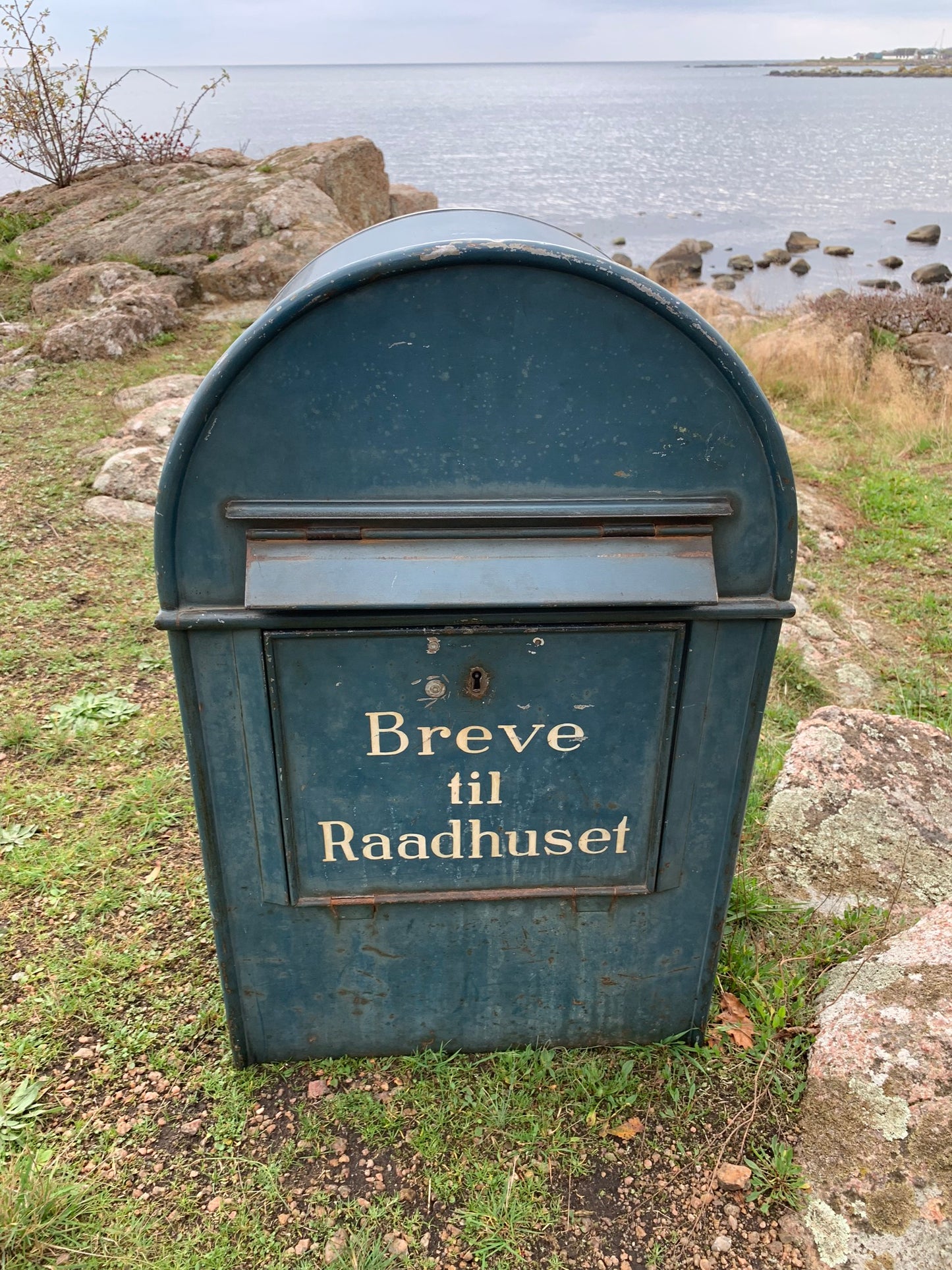 Postkasse i det velkendte design