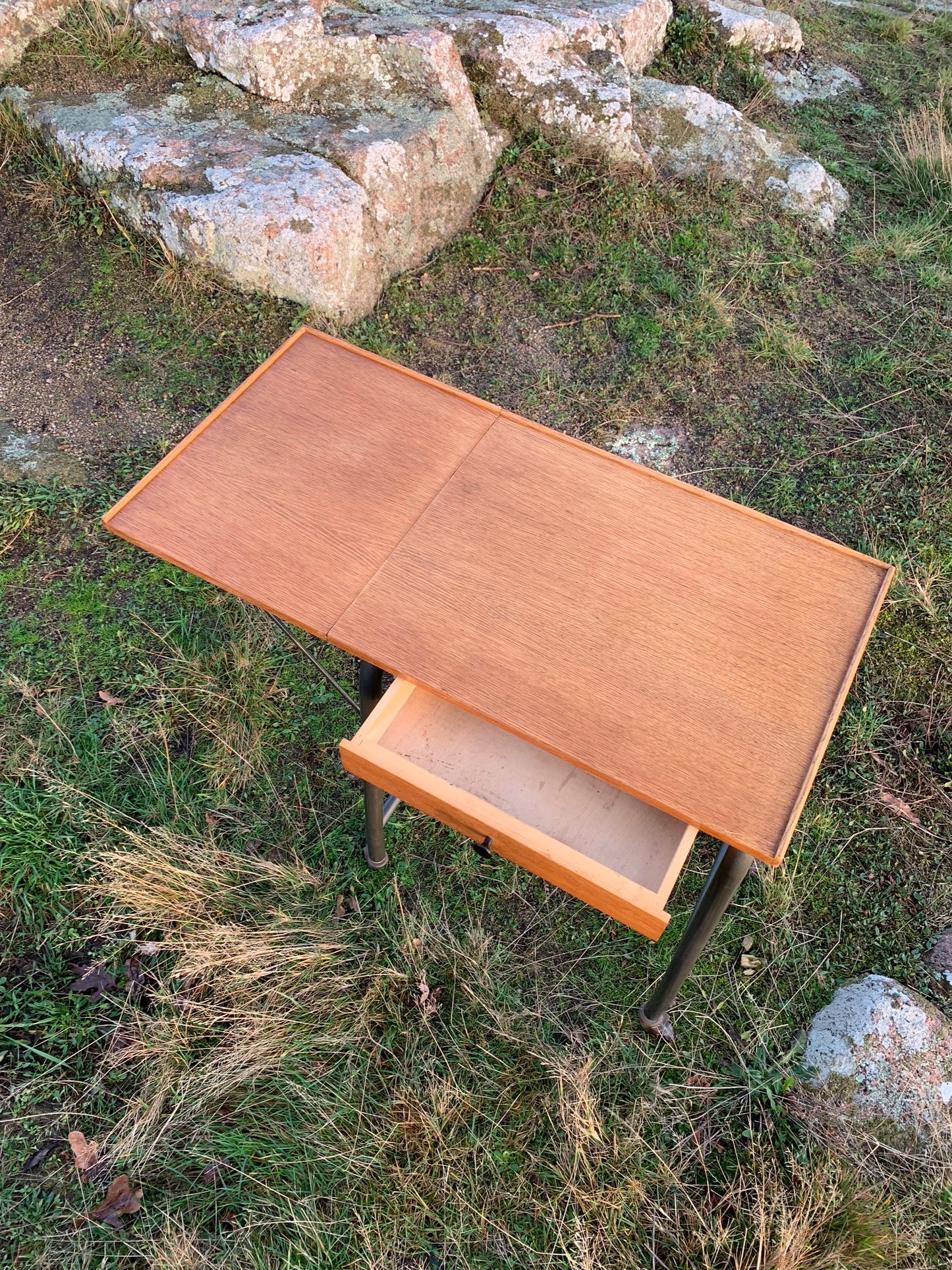Skønt rullebord med skuffe