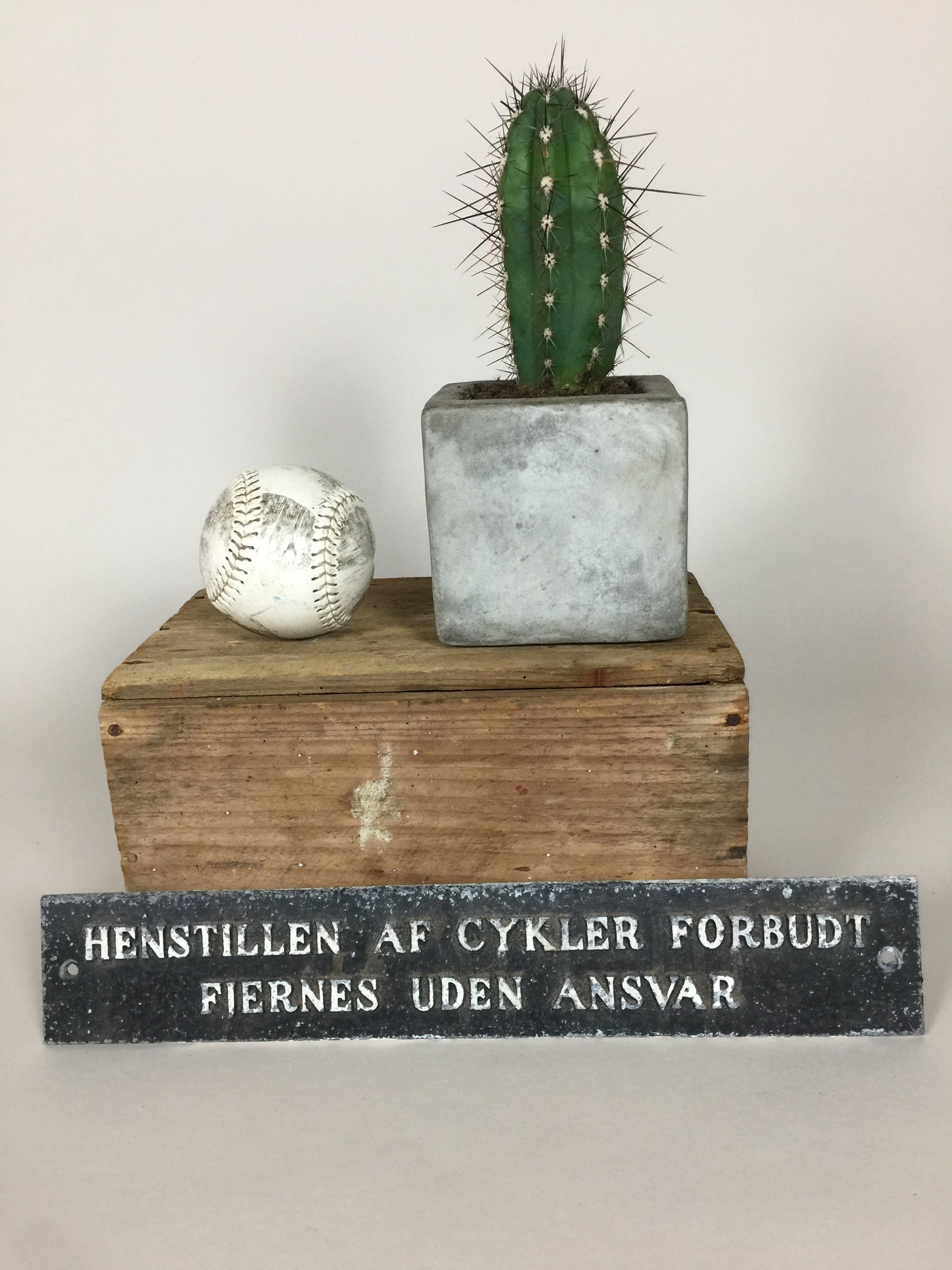 Smukt skilt med skøn patina