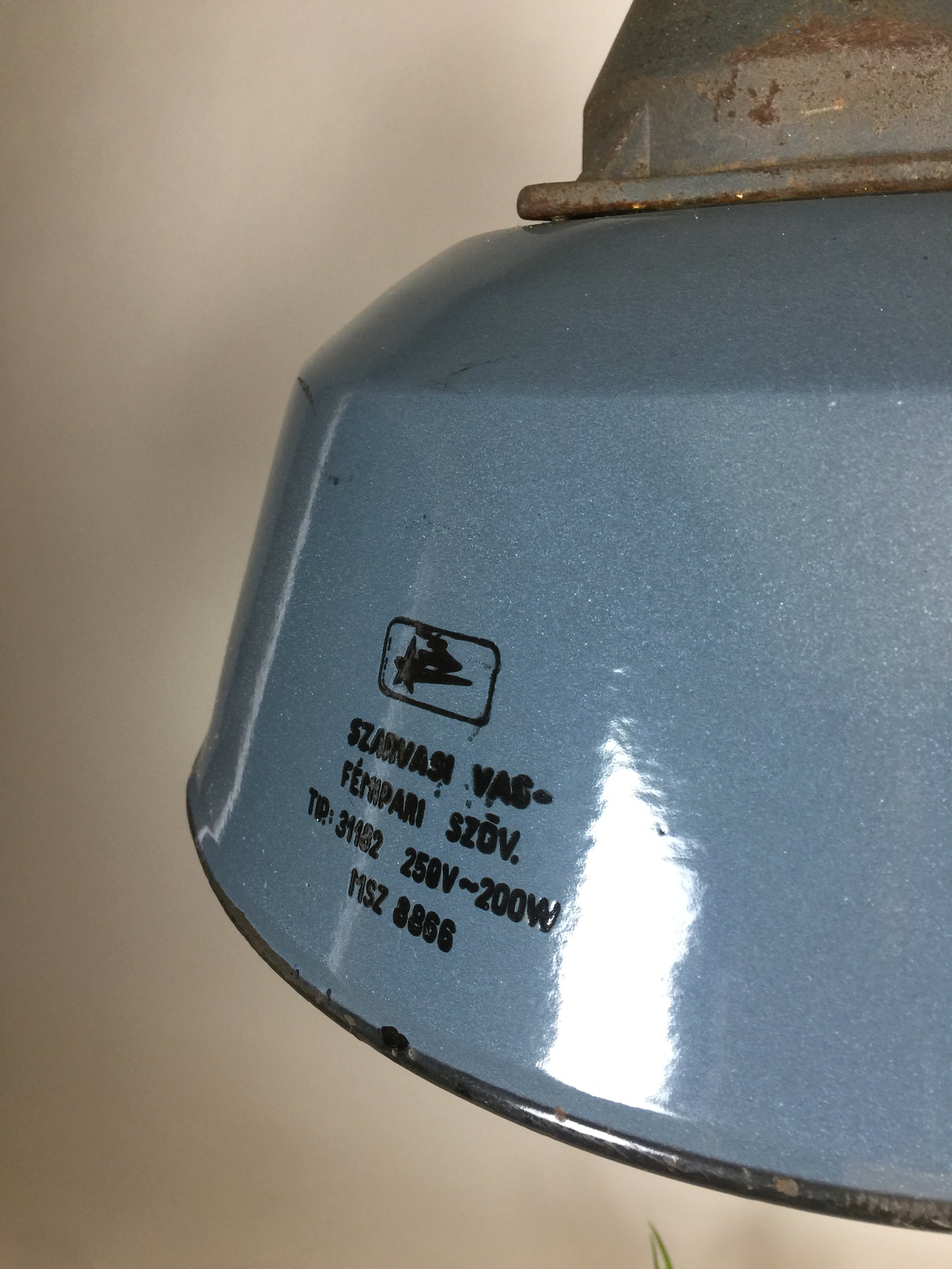 Rå og industriel lampe i skøn blå farve