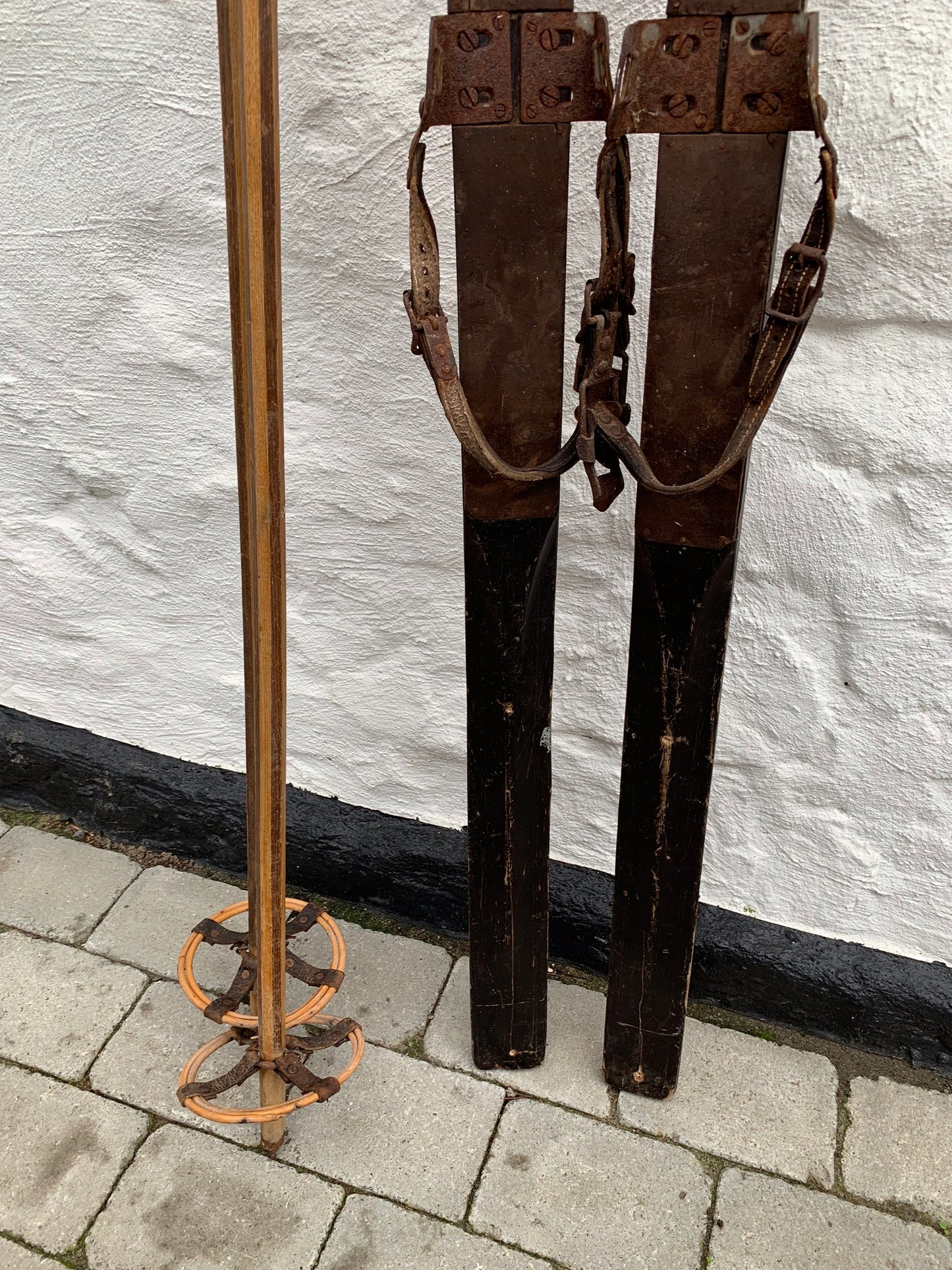 Dekorative ski med stave