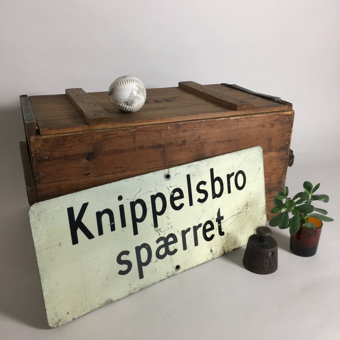 Skilt fra bro i København