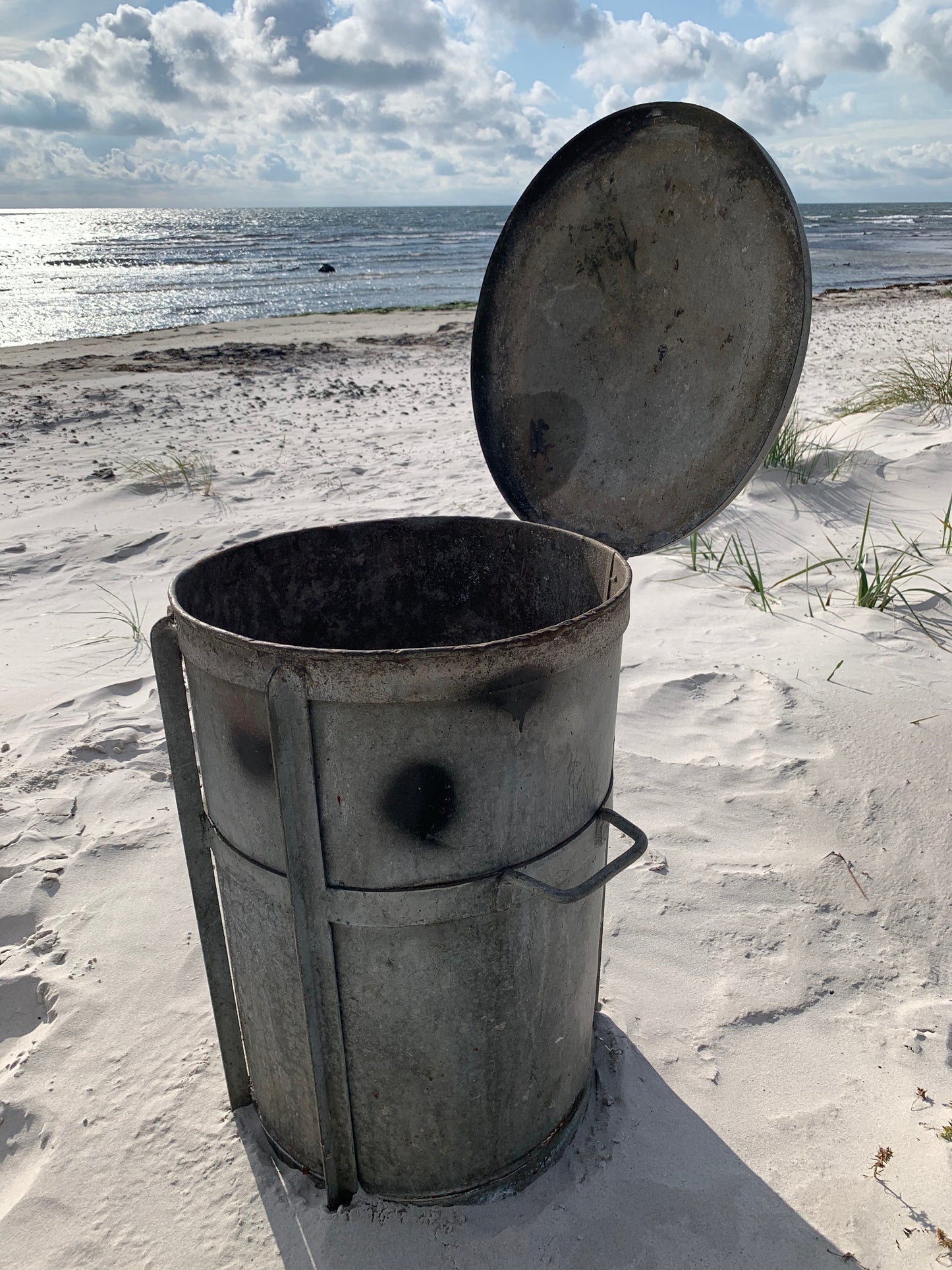 Stor og rå zinkspand med låg
