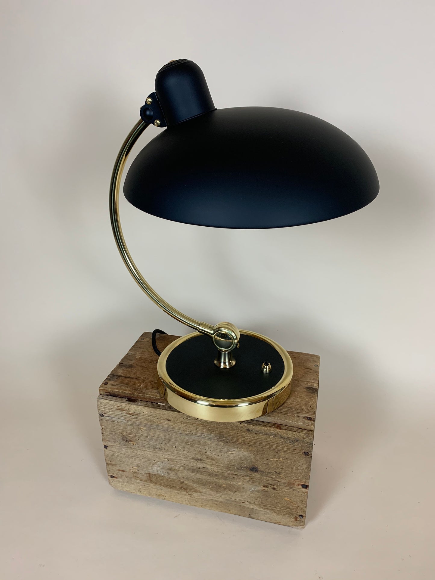 Kaiser Idell bordlampe - Mat sort med messing