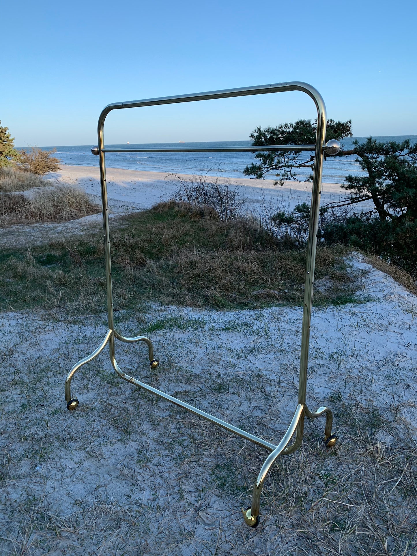 Stort messing garderobestativ med hjul (Prisen er for det store stativ på billederne)