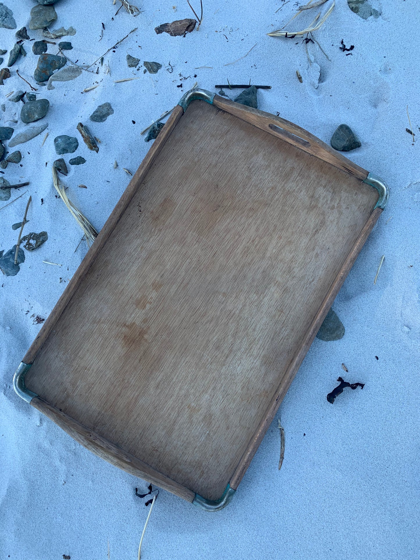 Bakke i træ med lækre detaljer