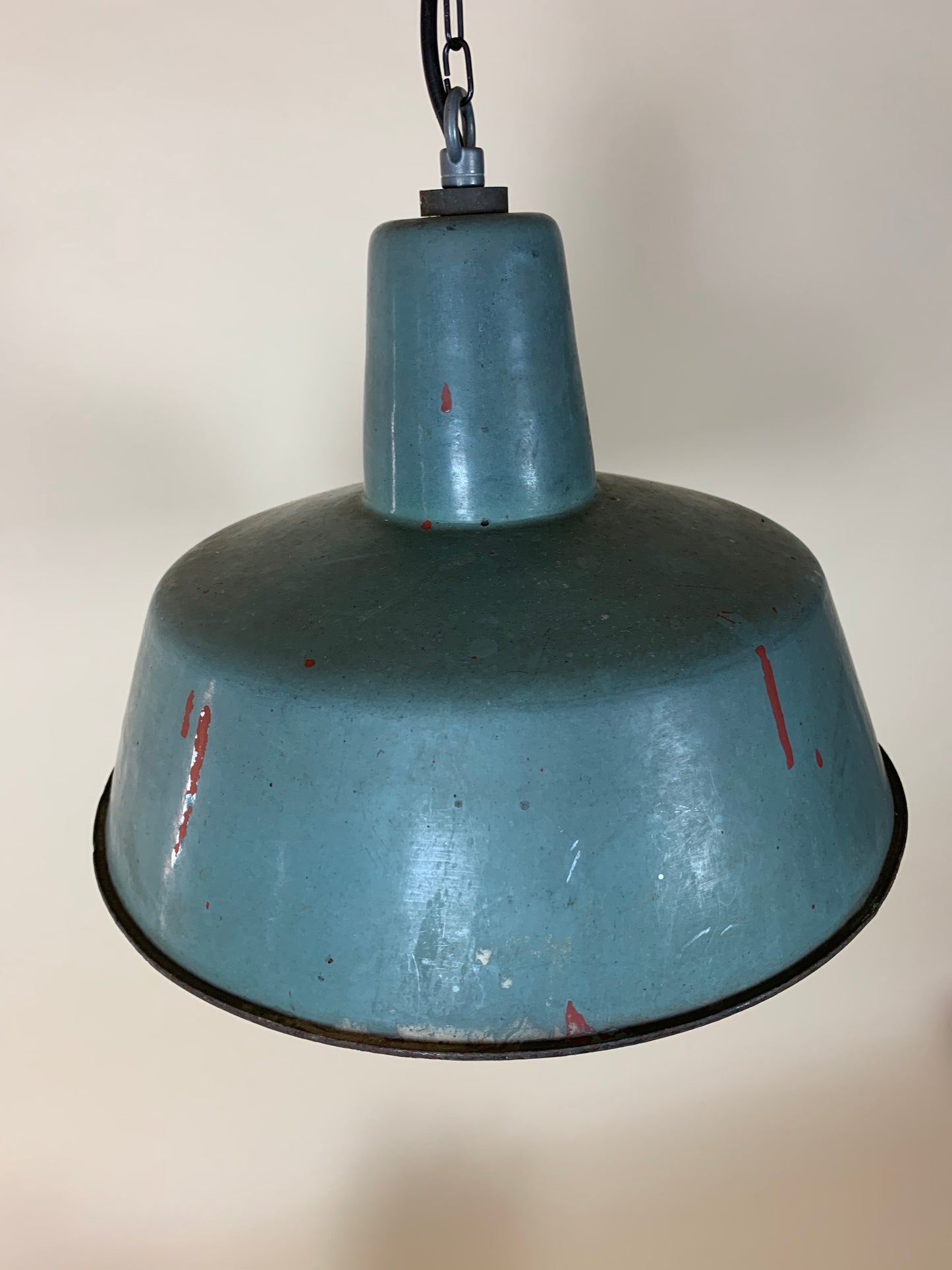 Lampe i støvet blå med masser af patina
