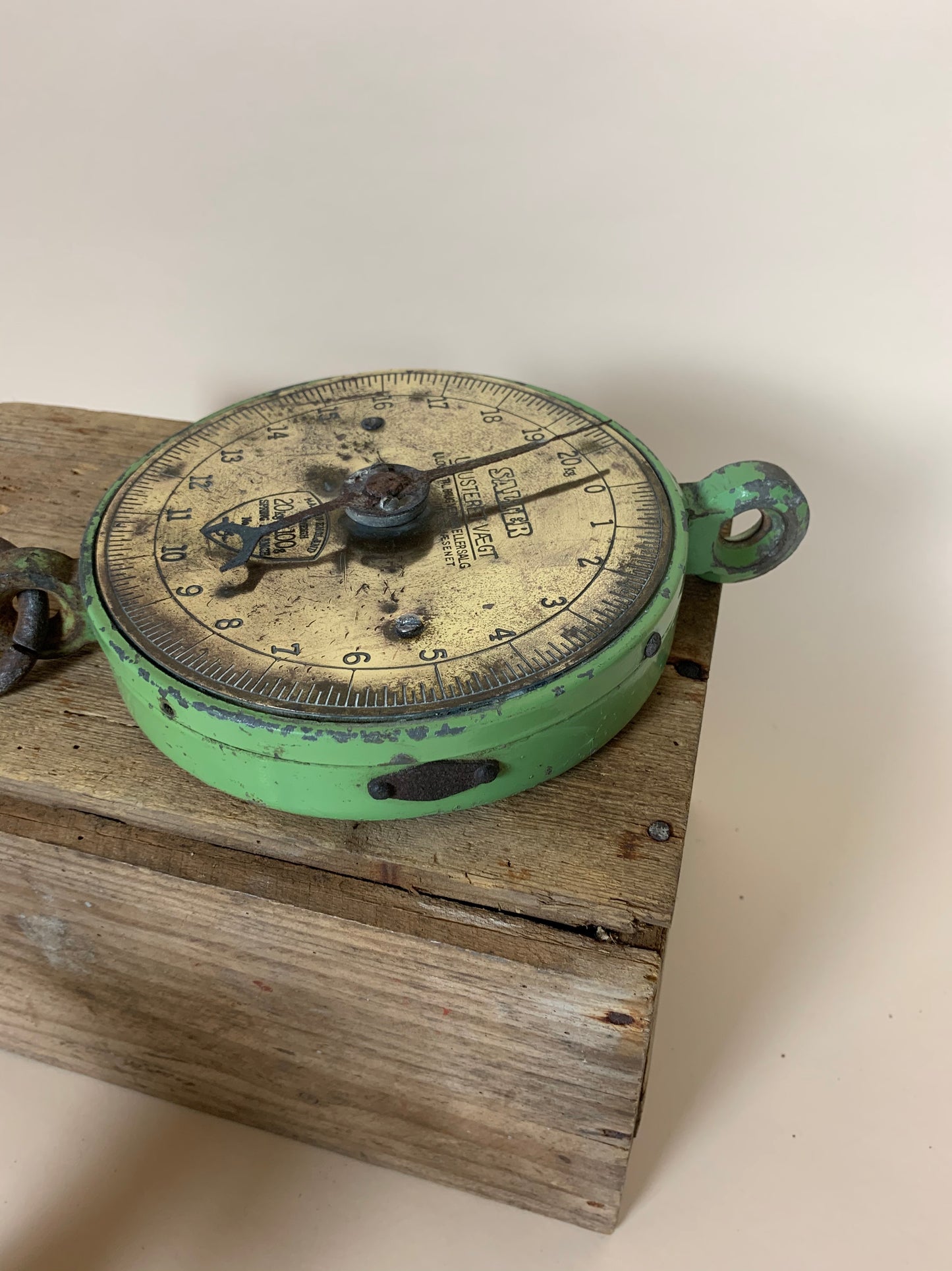 Skøn gammel vægt med en fantastisk lækker patina