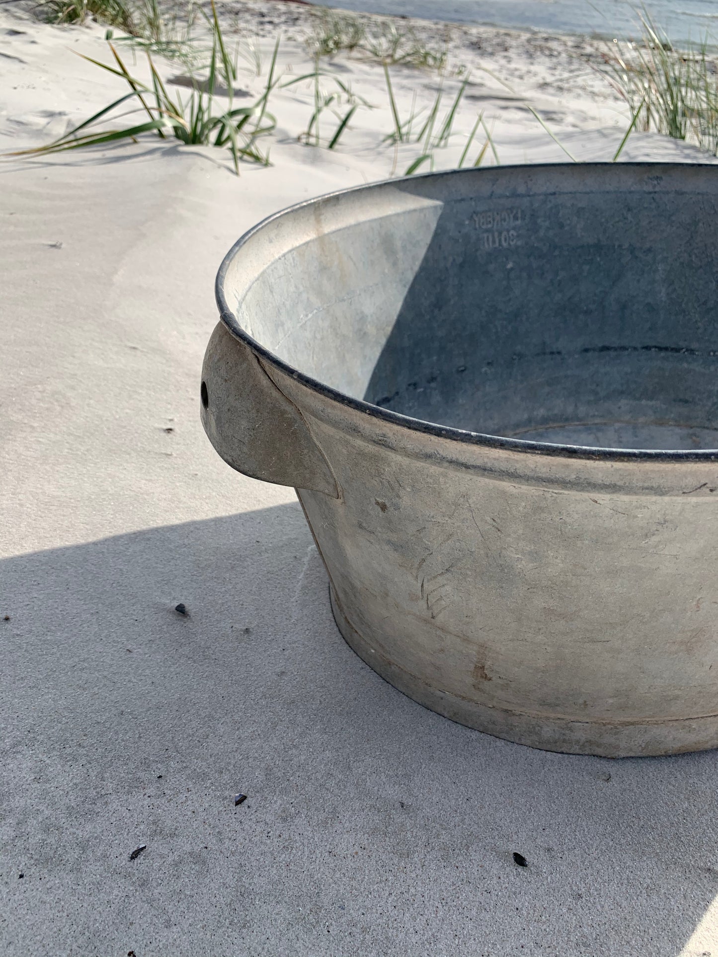 Flot gammel zinkbalje med fine detaljer