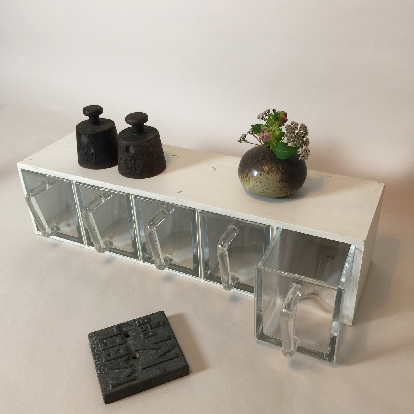Køkken reol med glasskuffer