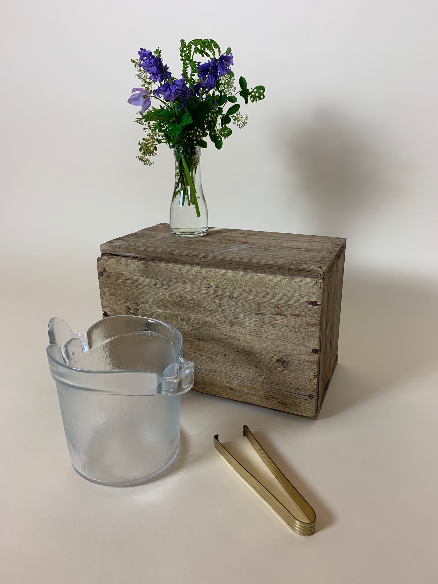 Isspand i matteret glas med tang