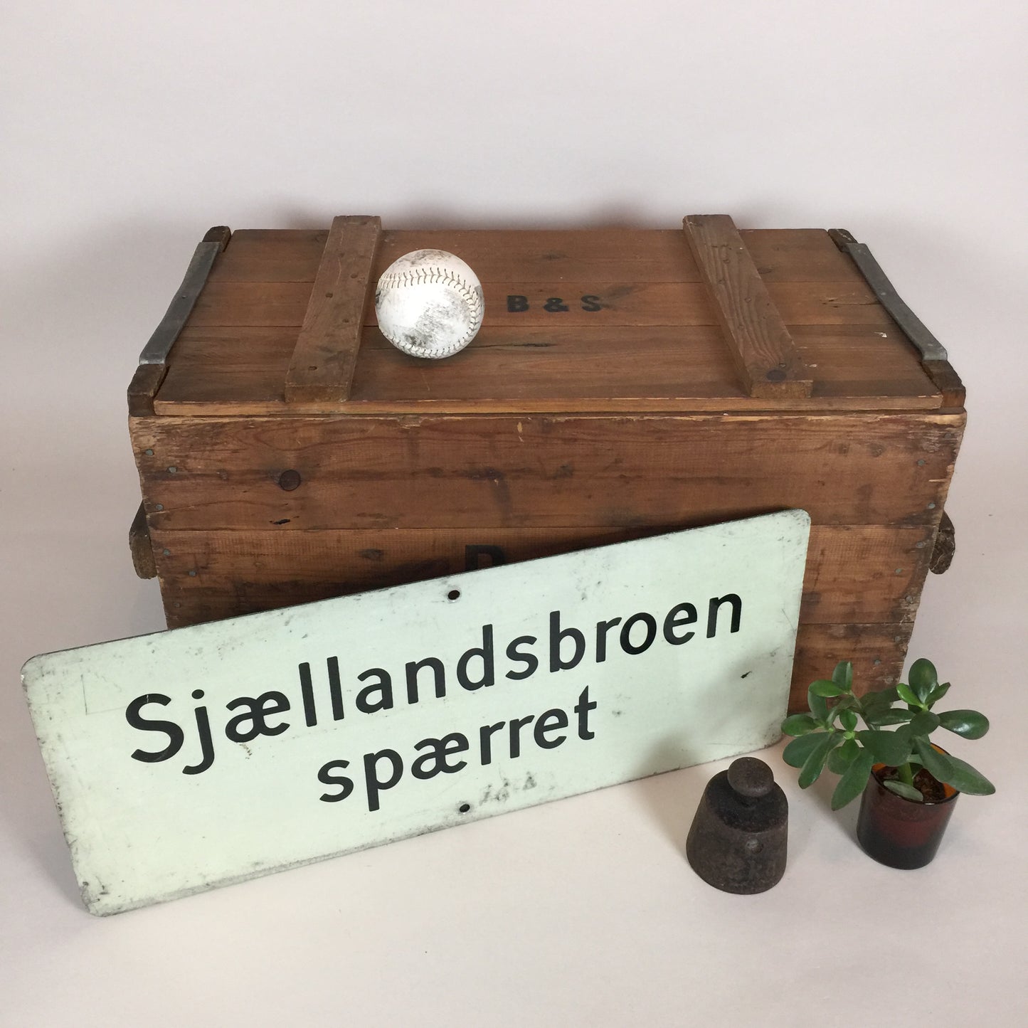 Skilt fra bro i København