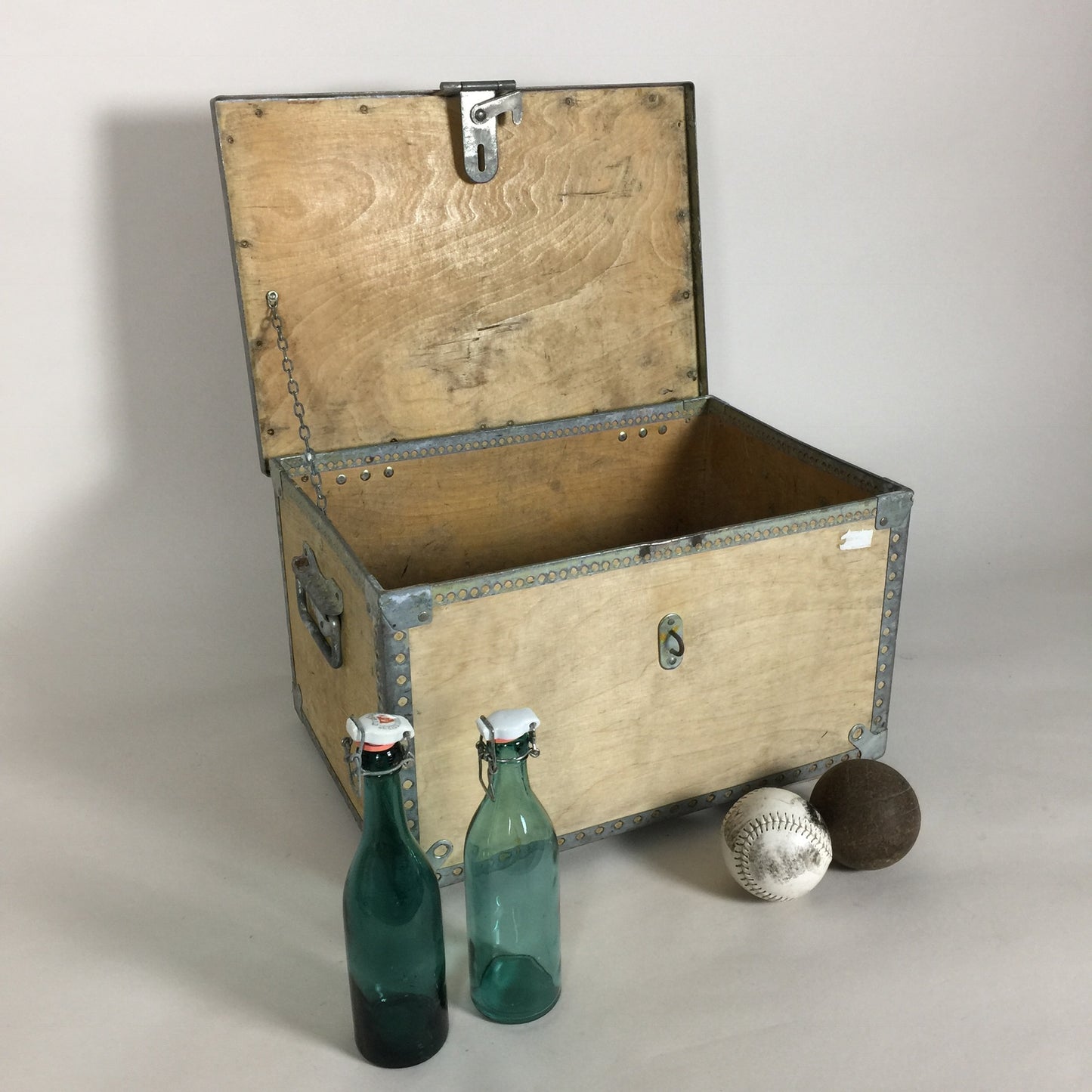 Skøn kasse i finér og metal