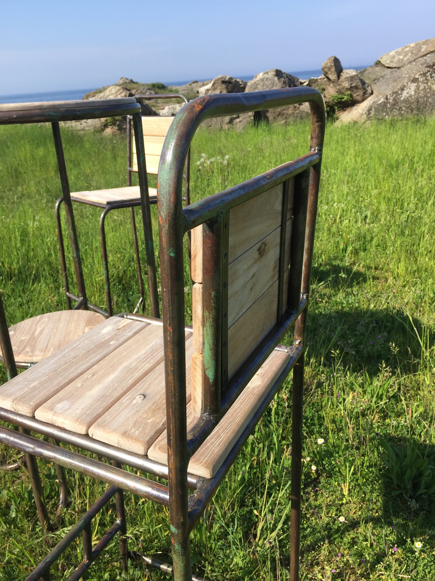 Råt og industrielt barbord med to barstole
