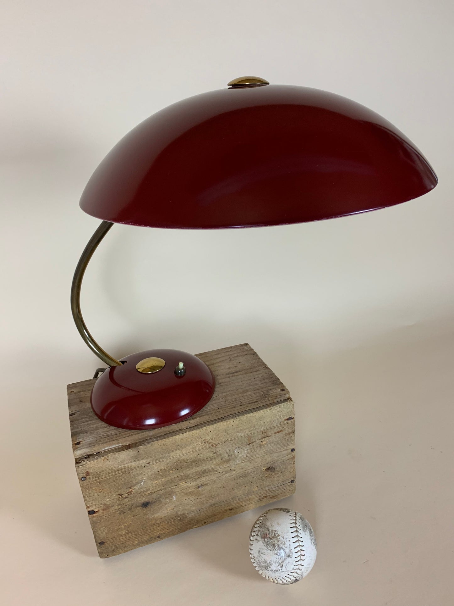 Helo vintagelampe i mørk rød