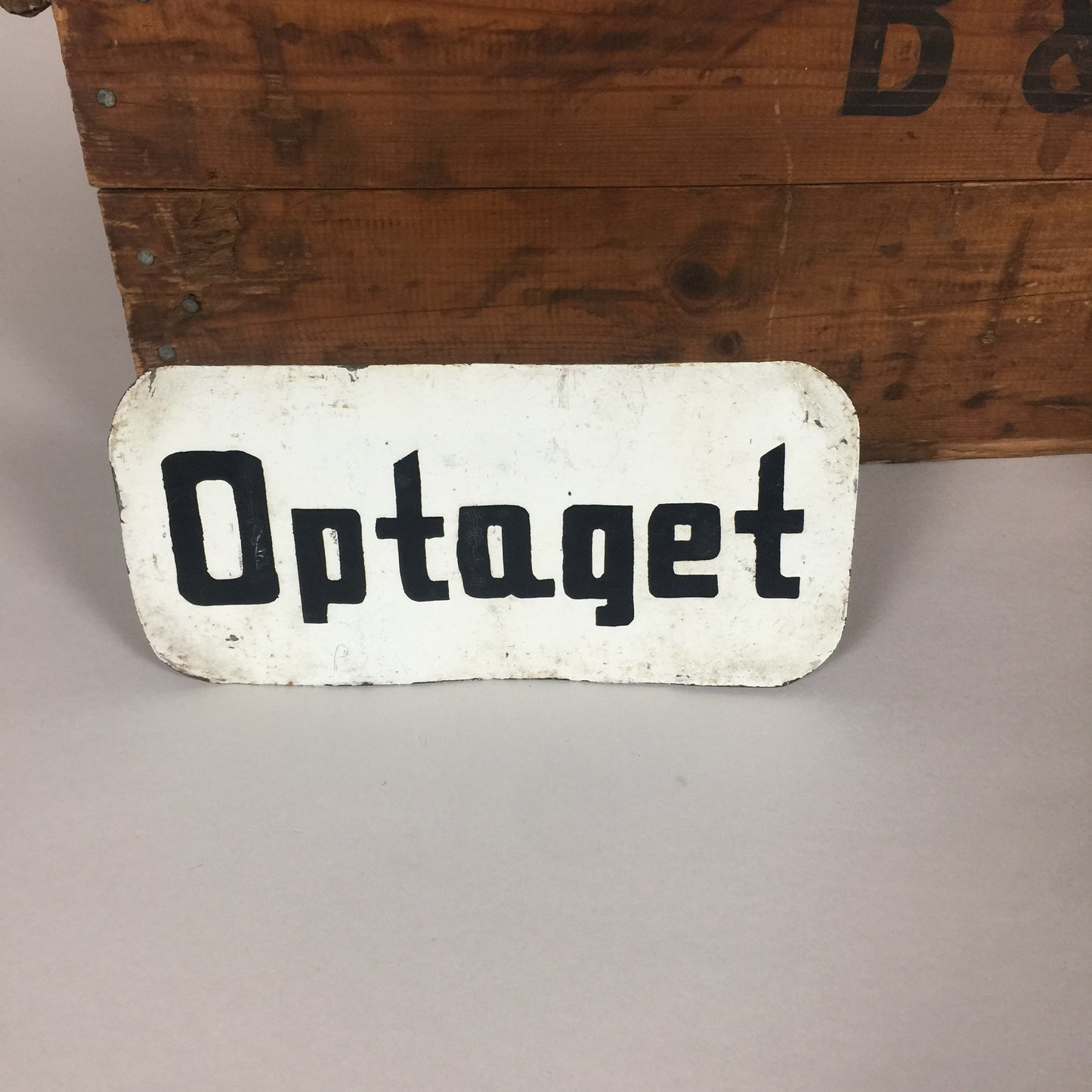 Gammelt og råt skilt med fin skrifttype