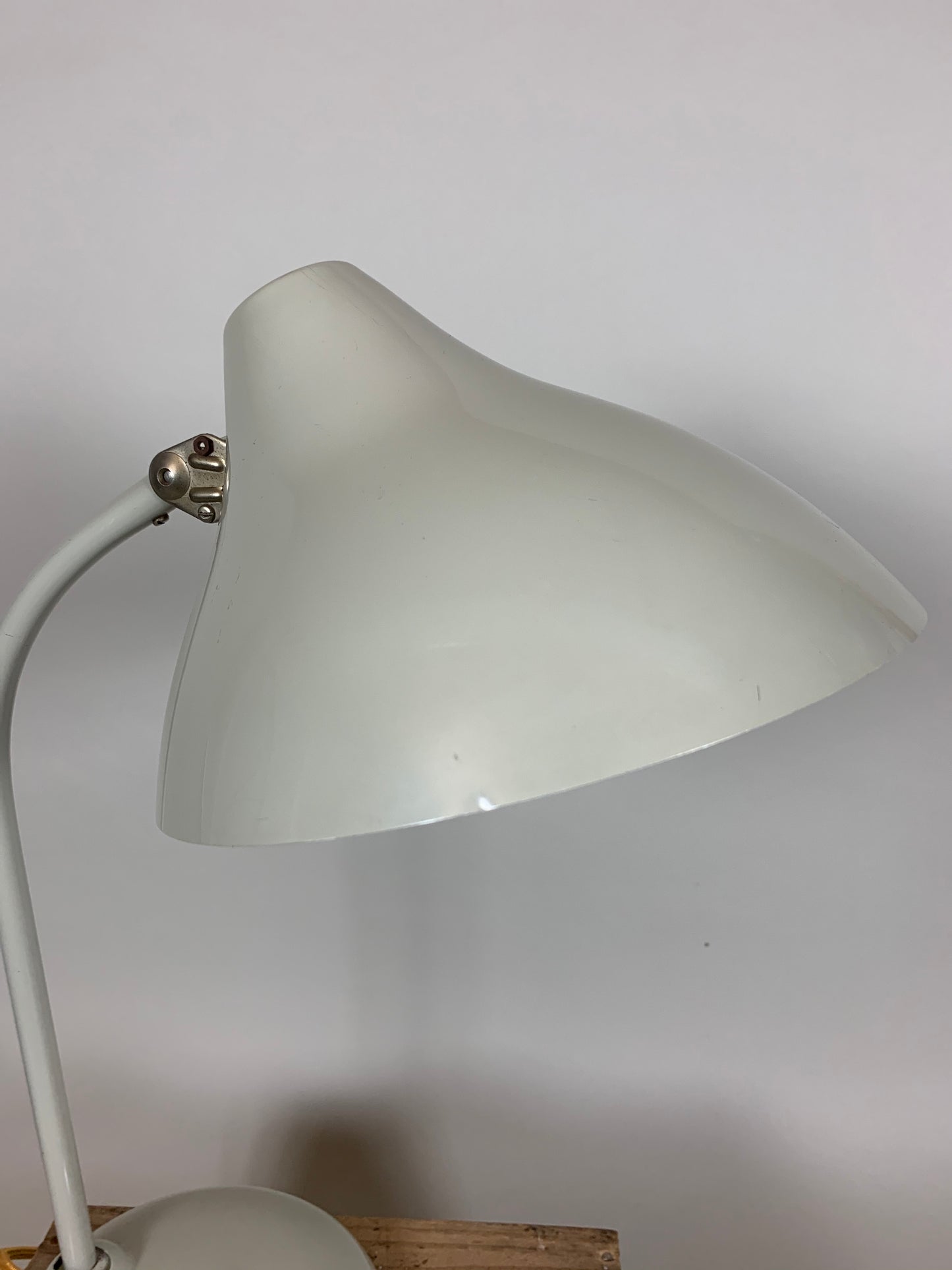 Grå Hala bordlampe med skønne bløde linier