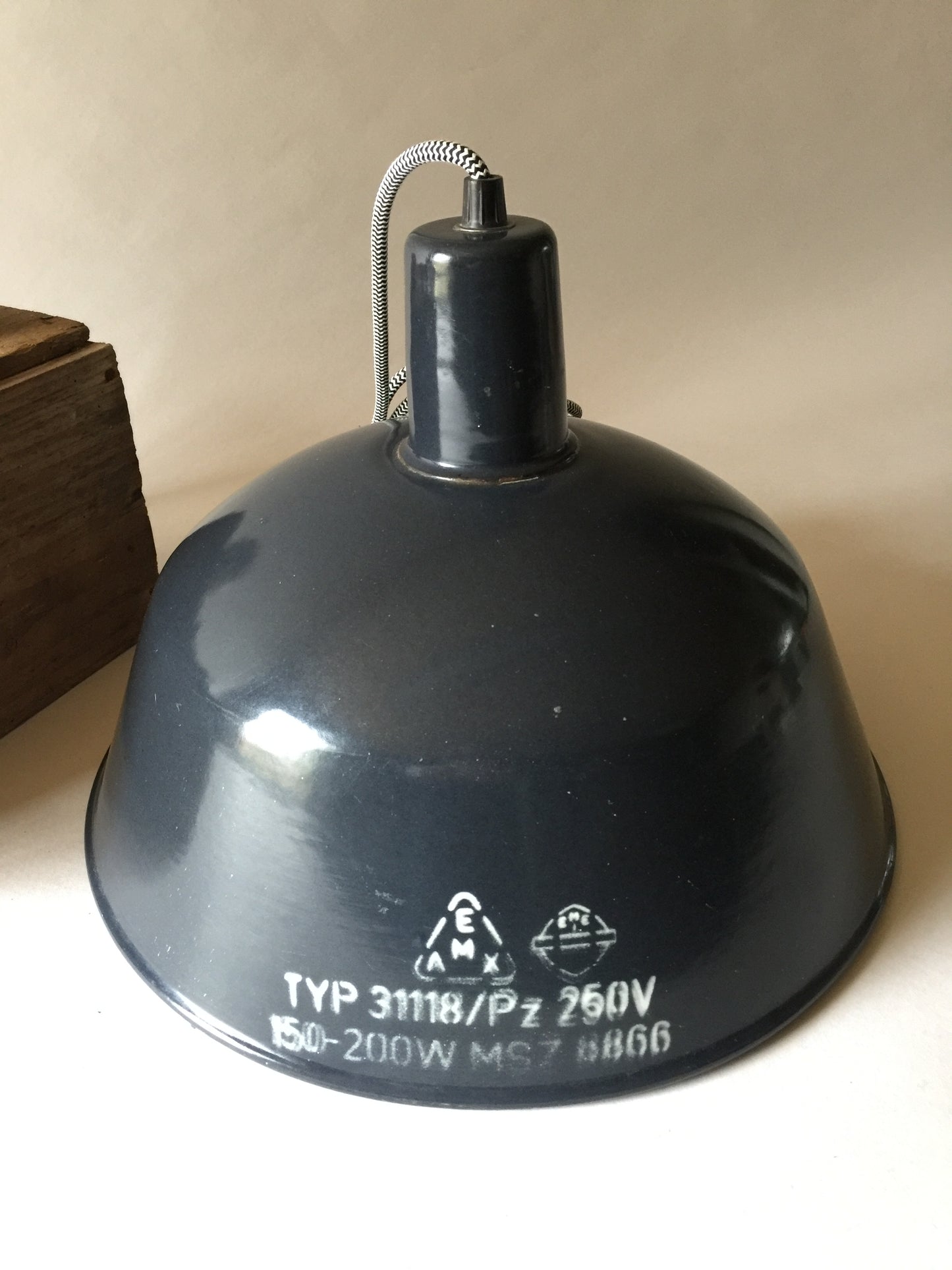 Smuk, rå og industriel lampe