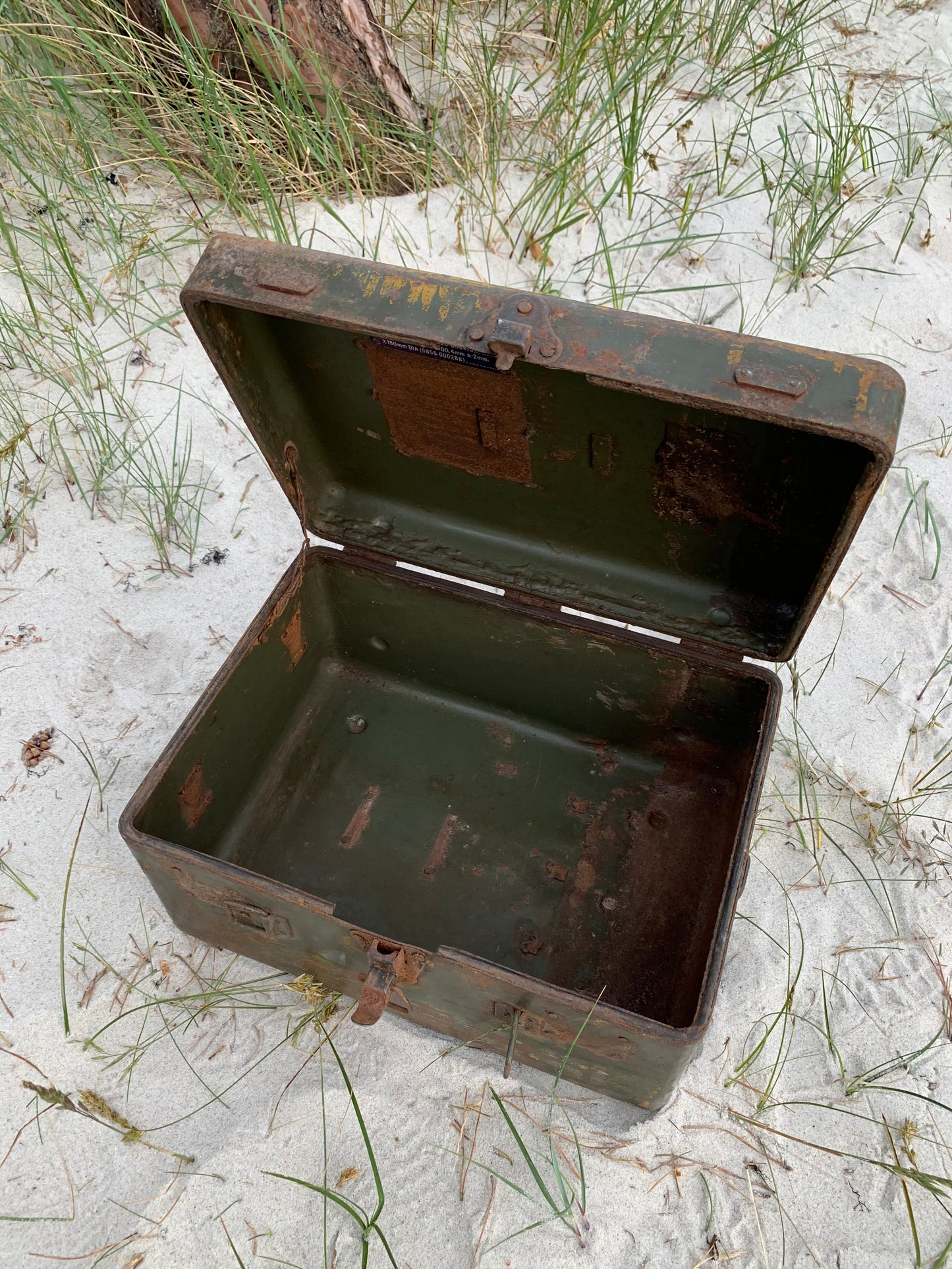 Rå gammel kasse med 1 lukkebeslag